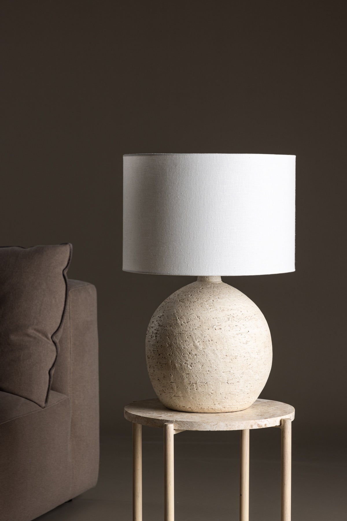 Tjörn Tischleuchte ⌀40 in Terracotta / White präsentiert im Onlineshop von KAQTU Design AG. Tischleuchte ist von Vind