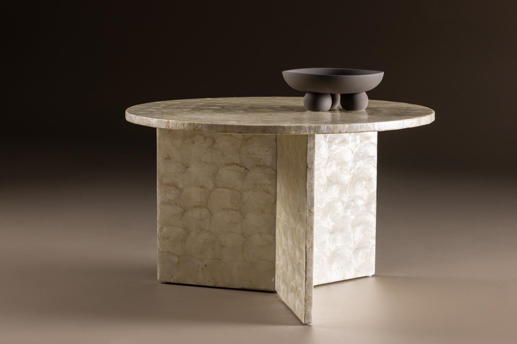 Entdecken Sie den Smögen Sofatisch von Vind: Ein eleganter Beistelltisch aus Capiz, Eisen und Sperrholz, der Stil und Funktionalität vereint.