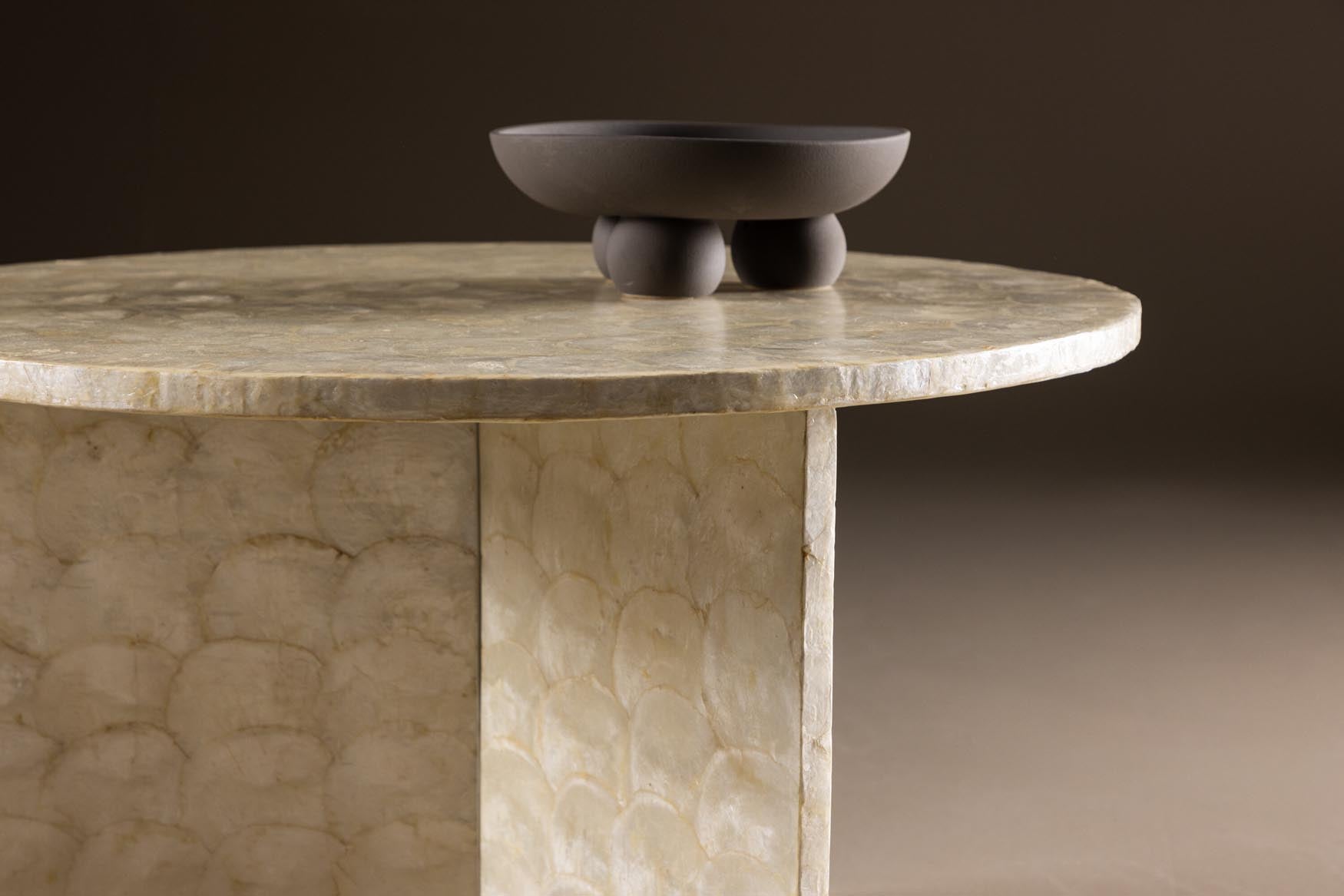 Der Smögen Sofatisch von Vind vereint elegantes Design und Funktionalität. Aus edlen Materialien gefertigt, ist er der perfekte Begleiter für Ihr modernes Zuhause.