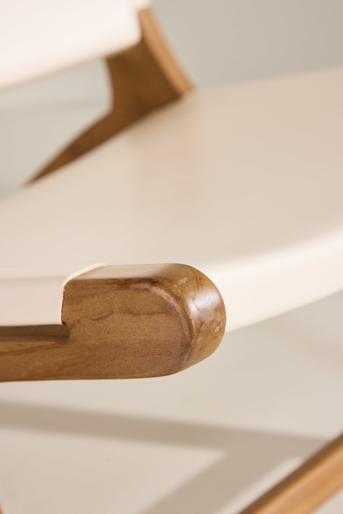 Rike Lounge Chair in Teak / Cream PU Leather präsentiert im Onlineshop von KAQTU Design AG. Sessel ist von Vind