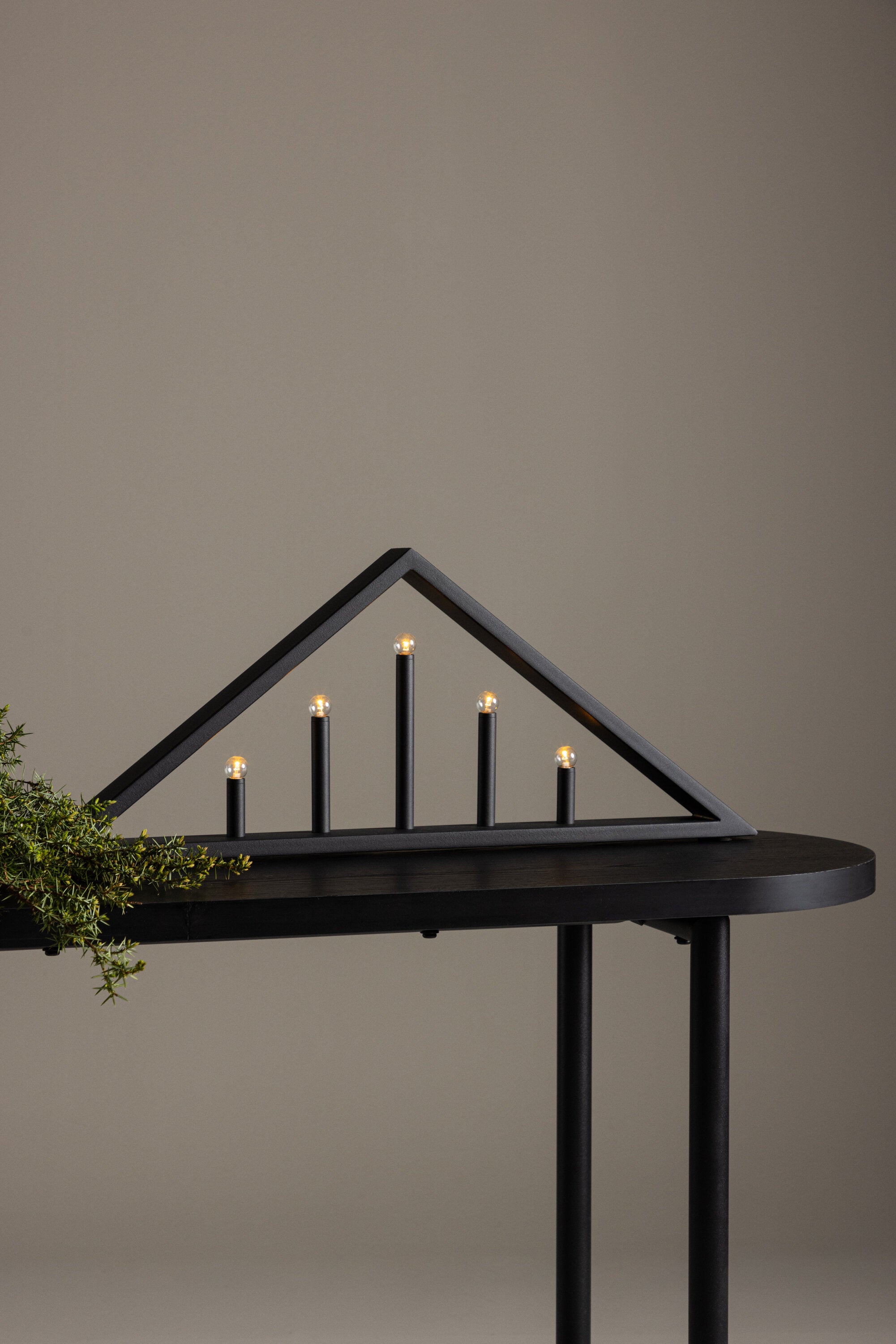 Sankt Anton Tischleuchte in Schwarz präsentiert im Onlineshop von KAQTU Design AG. Tischleuchte ist von Venture Home