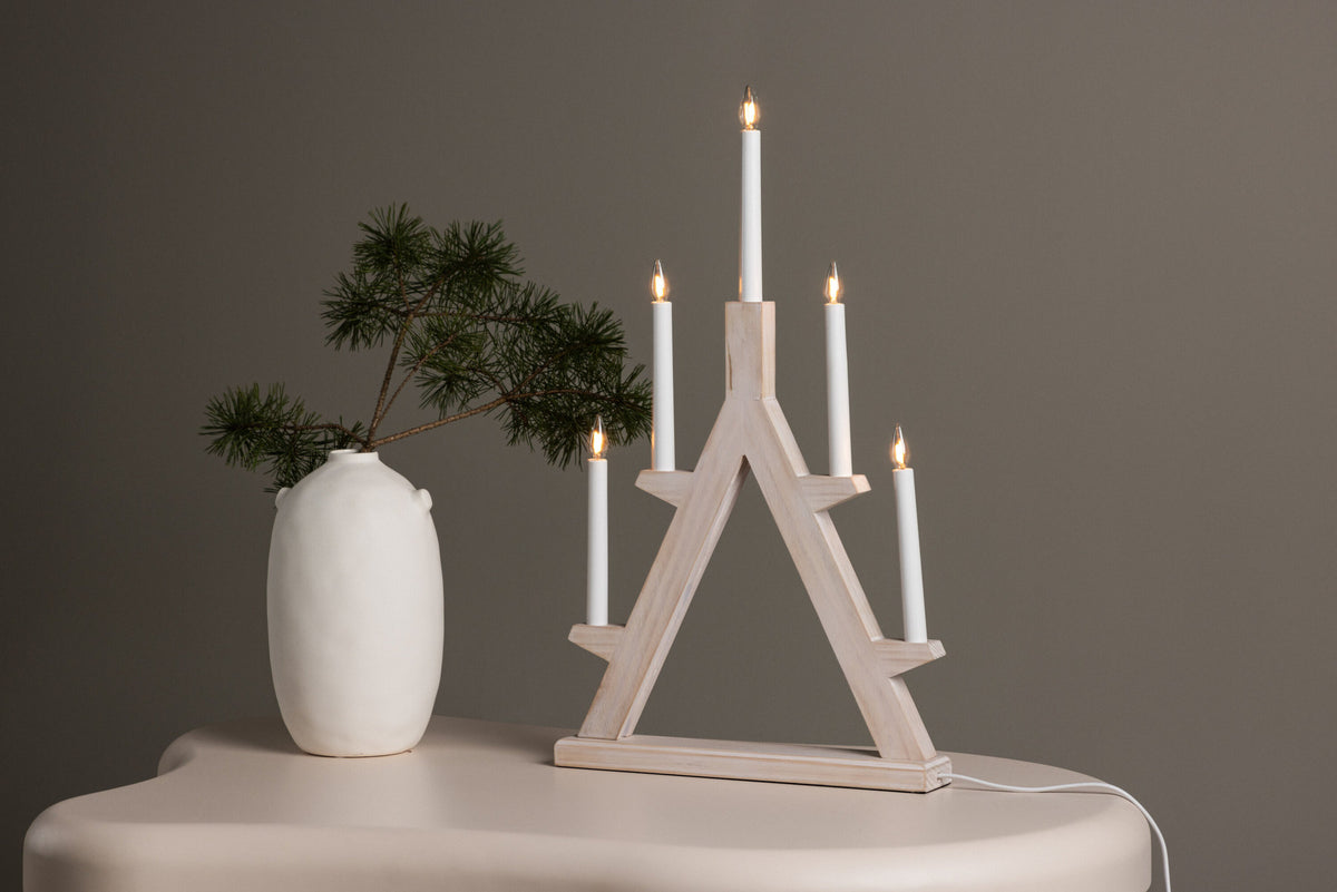 Val Thorens Tischleuchte in Whitewash/Pine präsentiert im Onlineshop von KAQTU Design AG. Tischleuchte ist von Venture Home