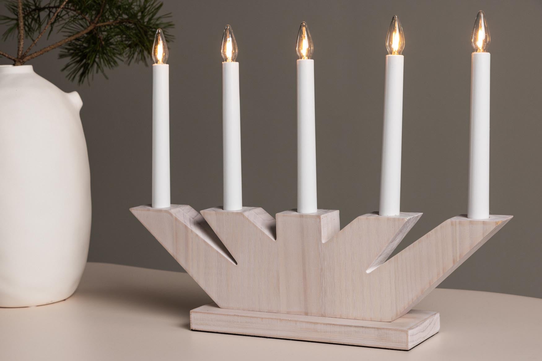 Stilvolle Verbier Tischleuchte: Hochwertiges Glas und Kiefernholz vereinen sich für eine elegante Lichtquelle in Ihrem Zuhause.