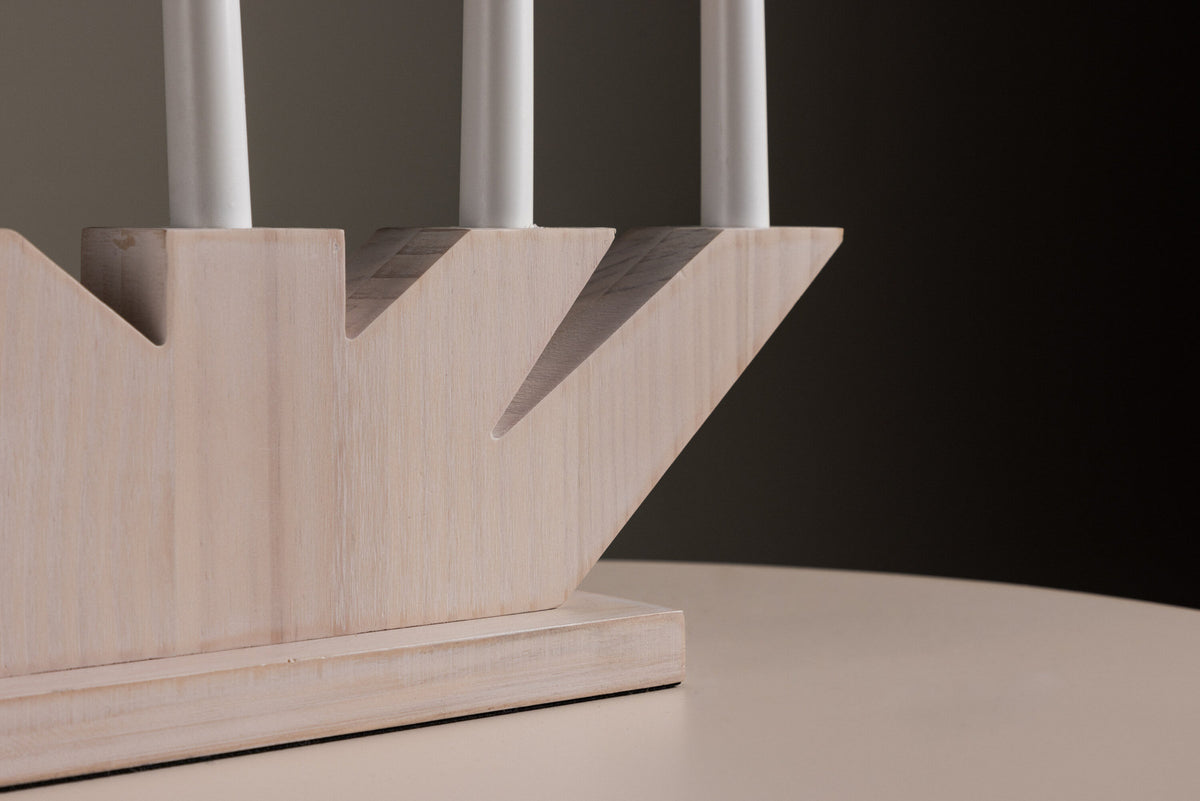 Verbier Tischleuchte in Whitewash/Pine präsentiert im Onlineshop von KAQTU Design AG. Tischleuchte ist von Venture Home