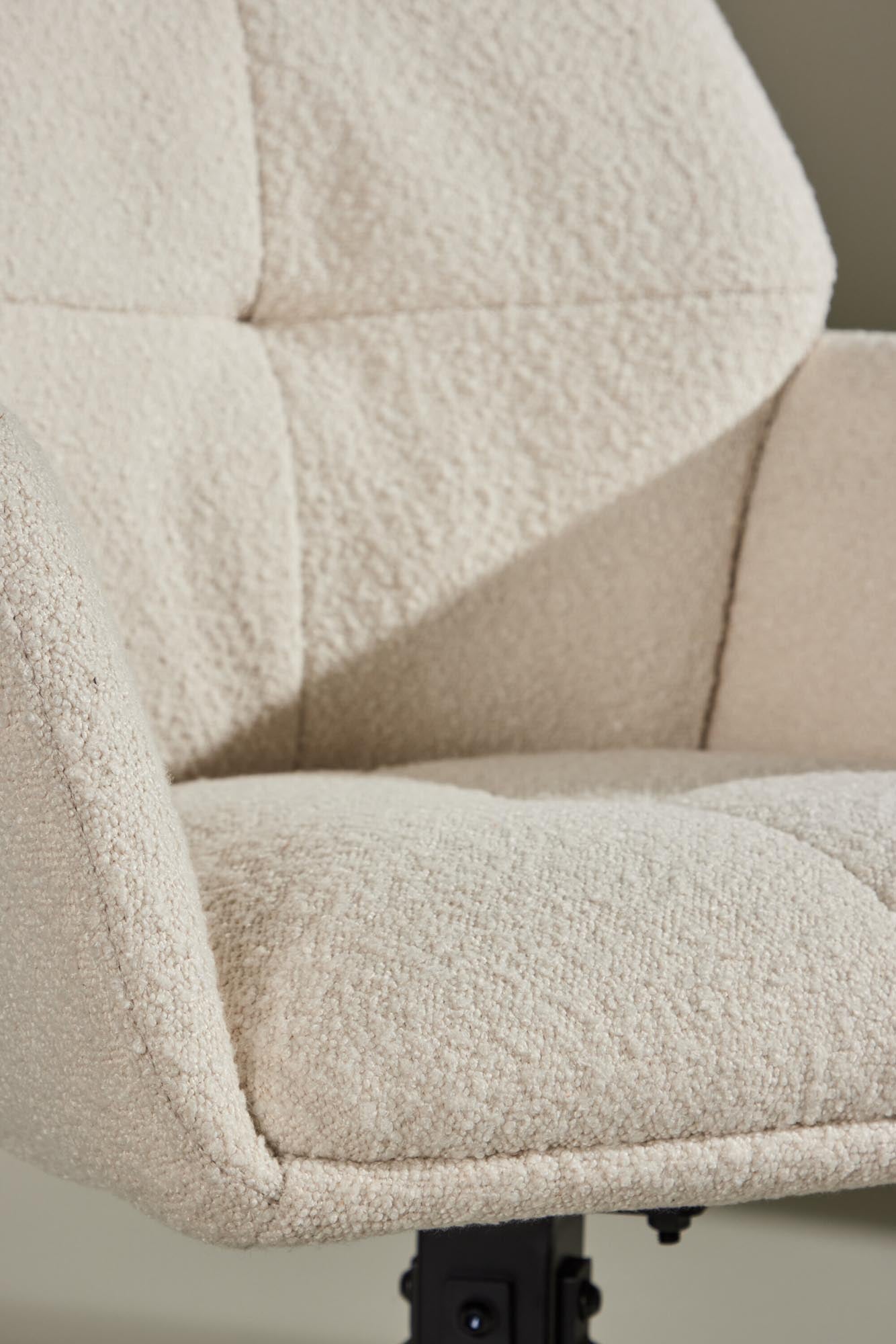 Der Manchi Esszimmerstuhl von Venture Home kombiniert stilvolles Design mit Komfort und Qualität für Ihr modernes Esszimmer.