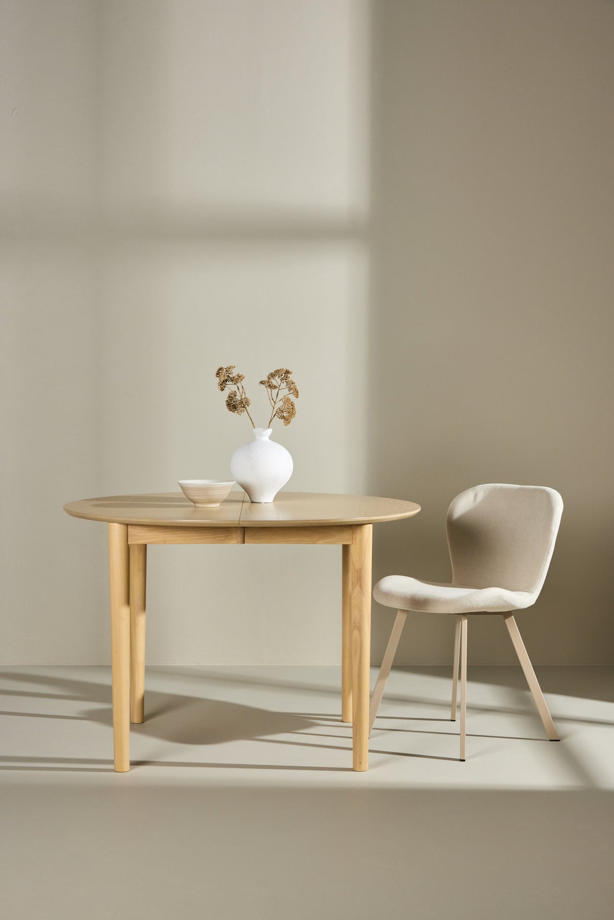 Gilda runder Esstisch in Whitewash präsentiert im Onlineshop von KAQTU Design AG. Esstisch ist von Venture Home
