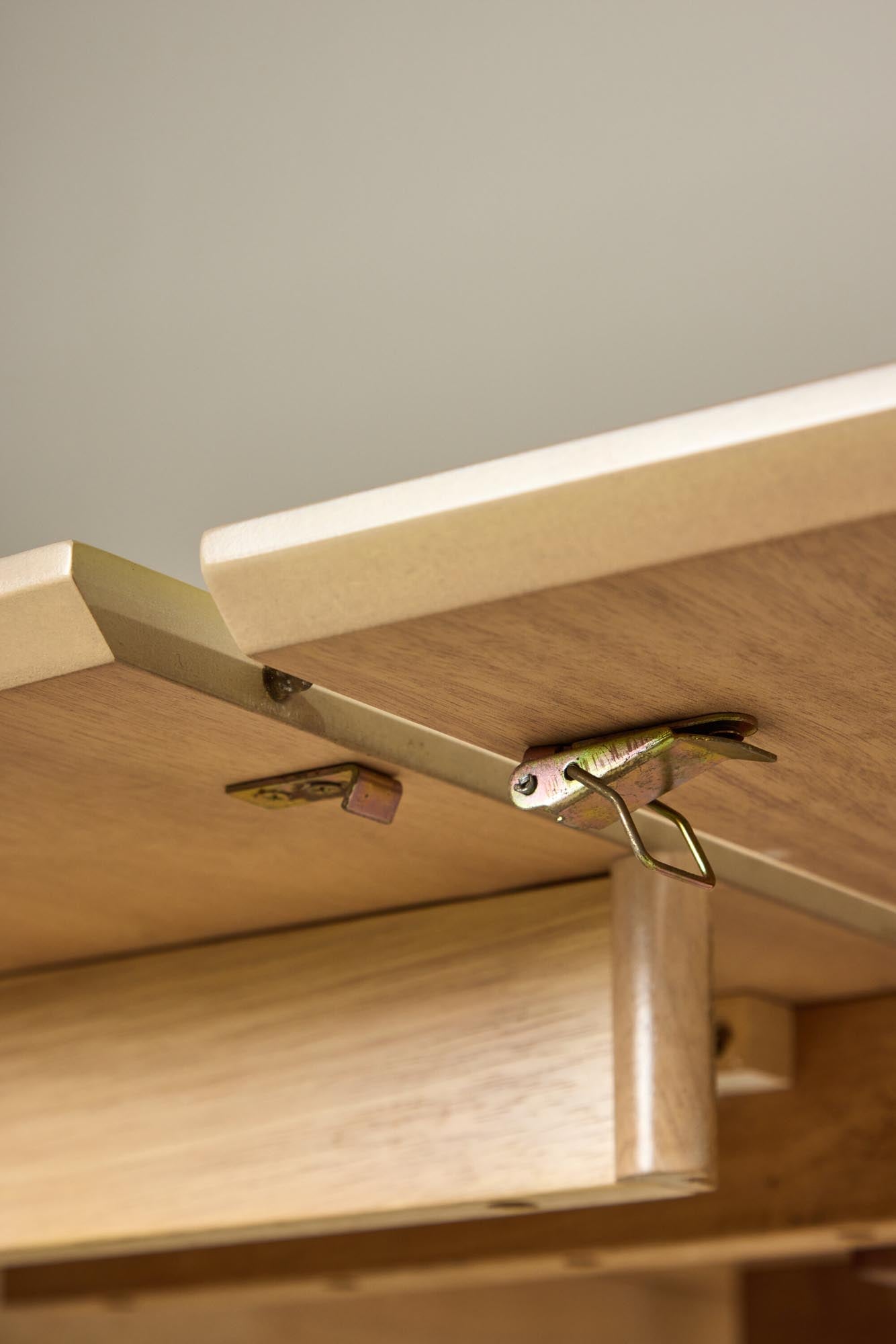 Moderner runder Esstisch Gilda von Venture Home, stilvolles Design, ideal für Esszimmer, hochwertig und funktional.