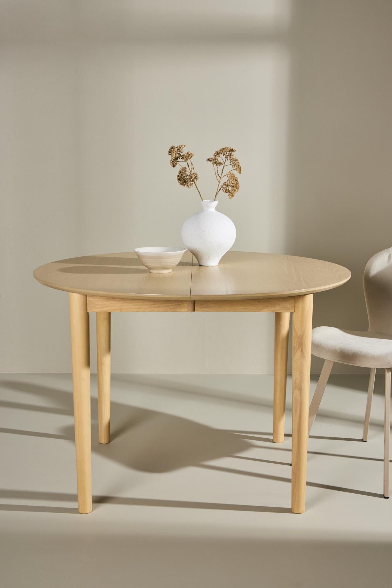 Moderner runder Esstisch Gilda von Venture Home, ideal für stilvolle Esszimmer, hochwertig verarbeitet und praktisch.