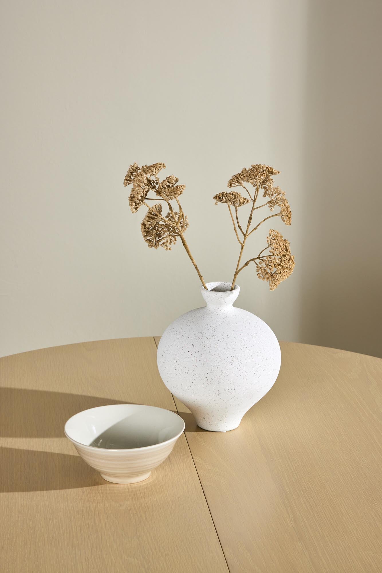 Eleganter runder Esstisch Gilda von Venture Home, perfekt für moderne Esszimmer, mit hochwertigem Design und Funktionalität.