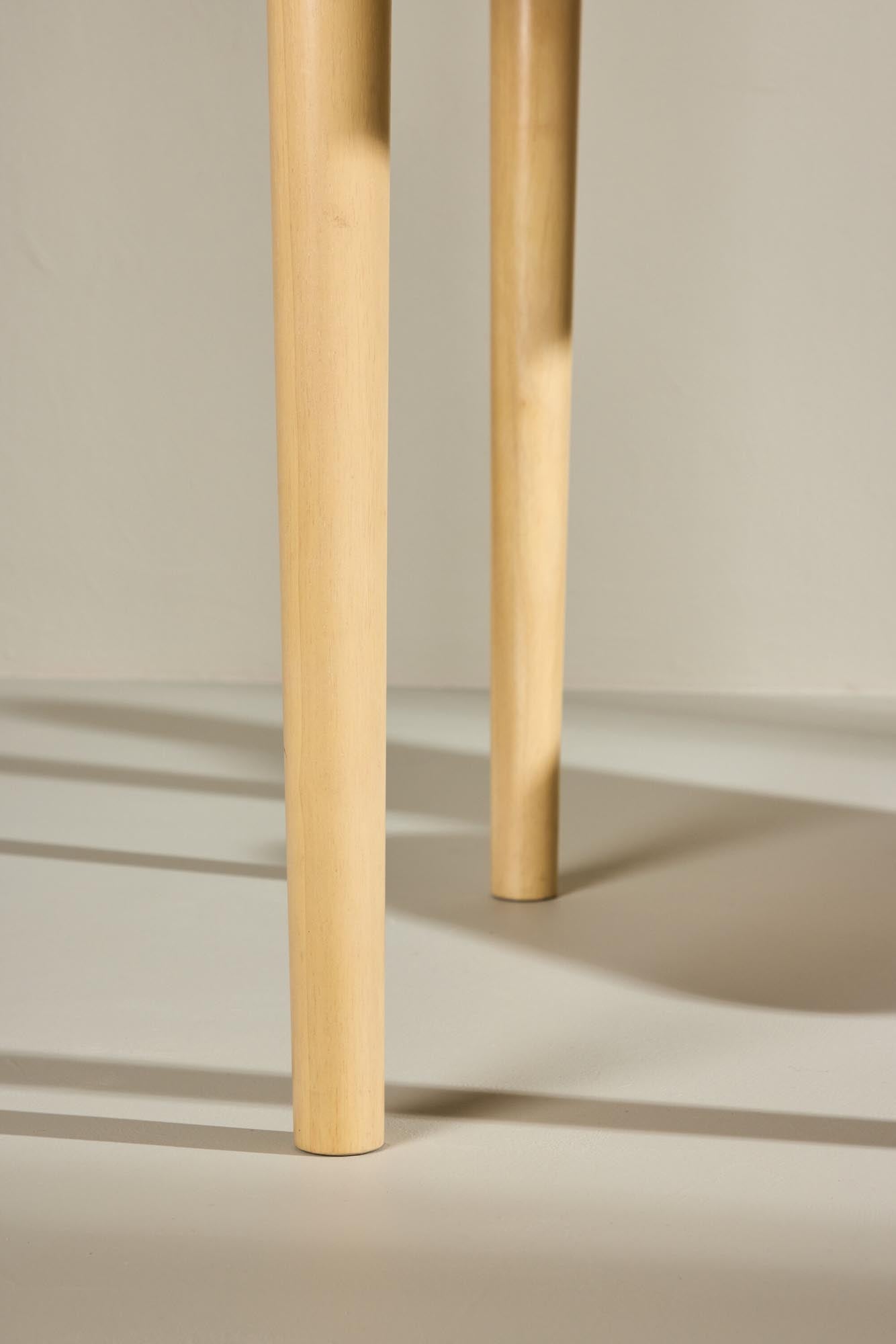 Moderner runder Esstisch Gilda von Venture Home, ideal für stilvolle Esszimmer, mit zeitlosem Design und hoher Qualität.