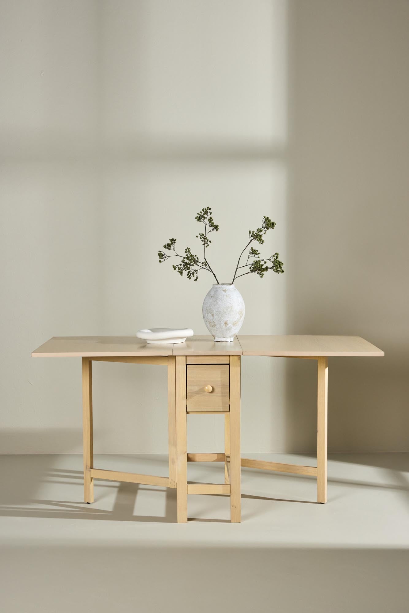 Moderner Edward Esstisch von Venture Home, rechteckig, ideal für stilvolle Esszimmer und Küchen, zeitloses Design.