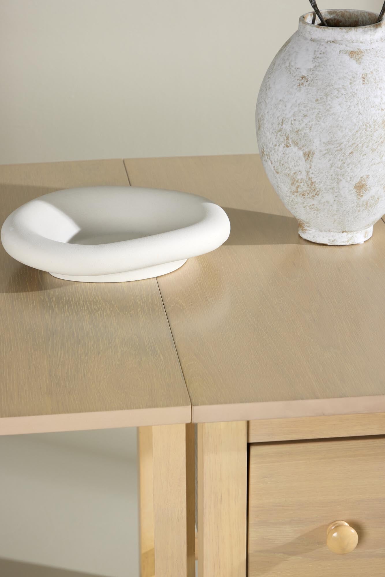 Moderner Edward Esstisch von Venture Home, rechteckig, stilvoll, perfekt für Esszimmer, praktisch und elegant.