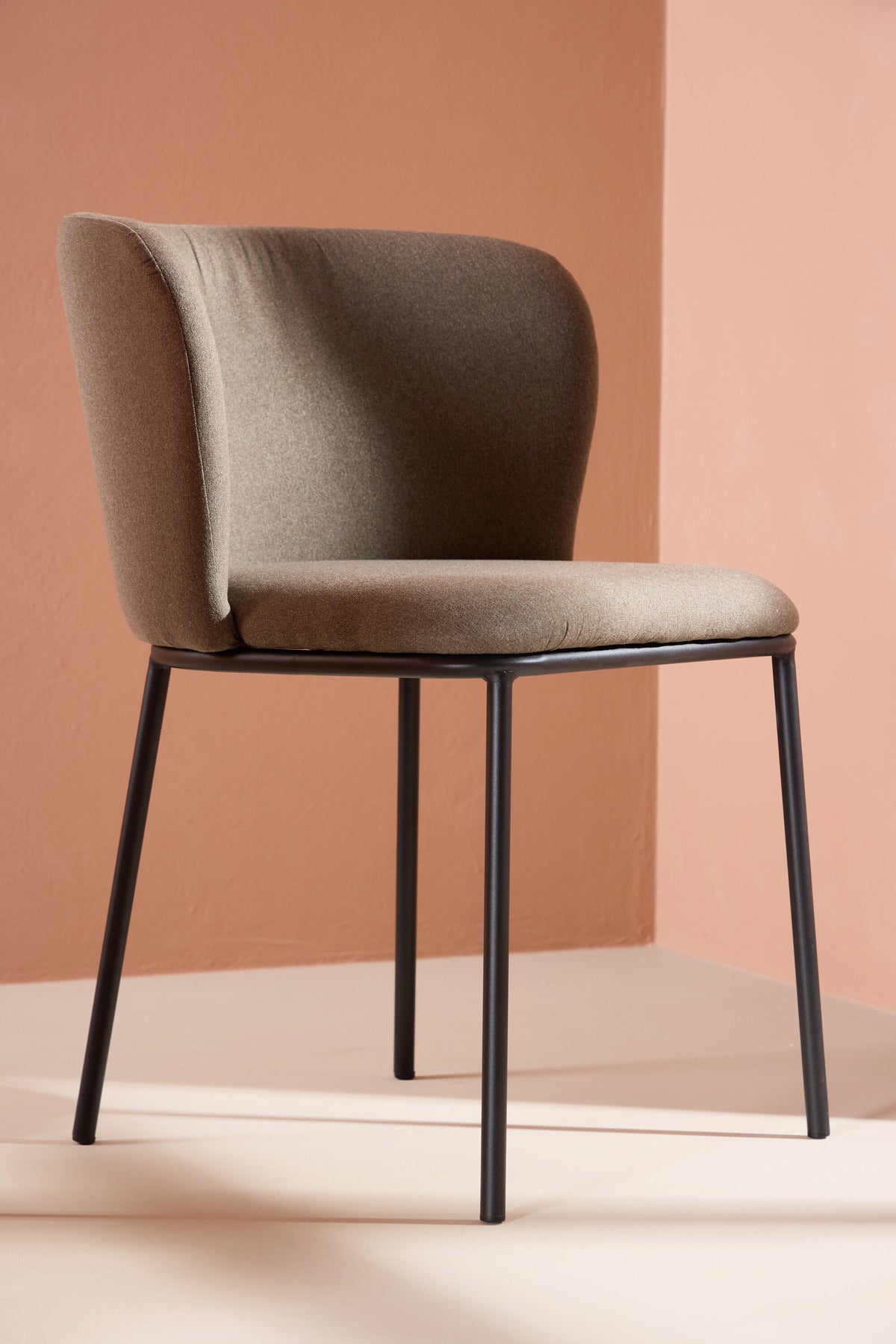 Edina Esszimmerstuhl in Brown präsentiert im Onlineshop von KAQTU Design AG. Stuhl ist von Venture Home