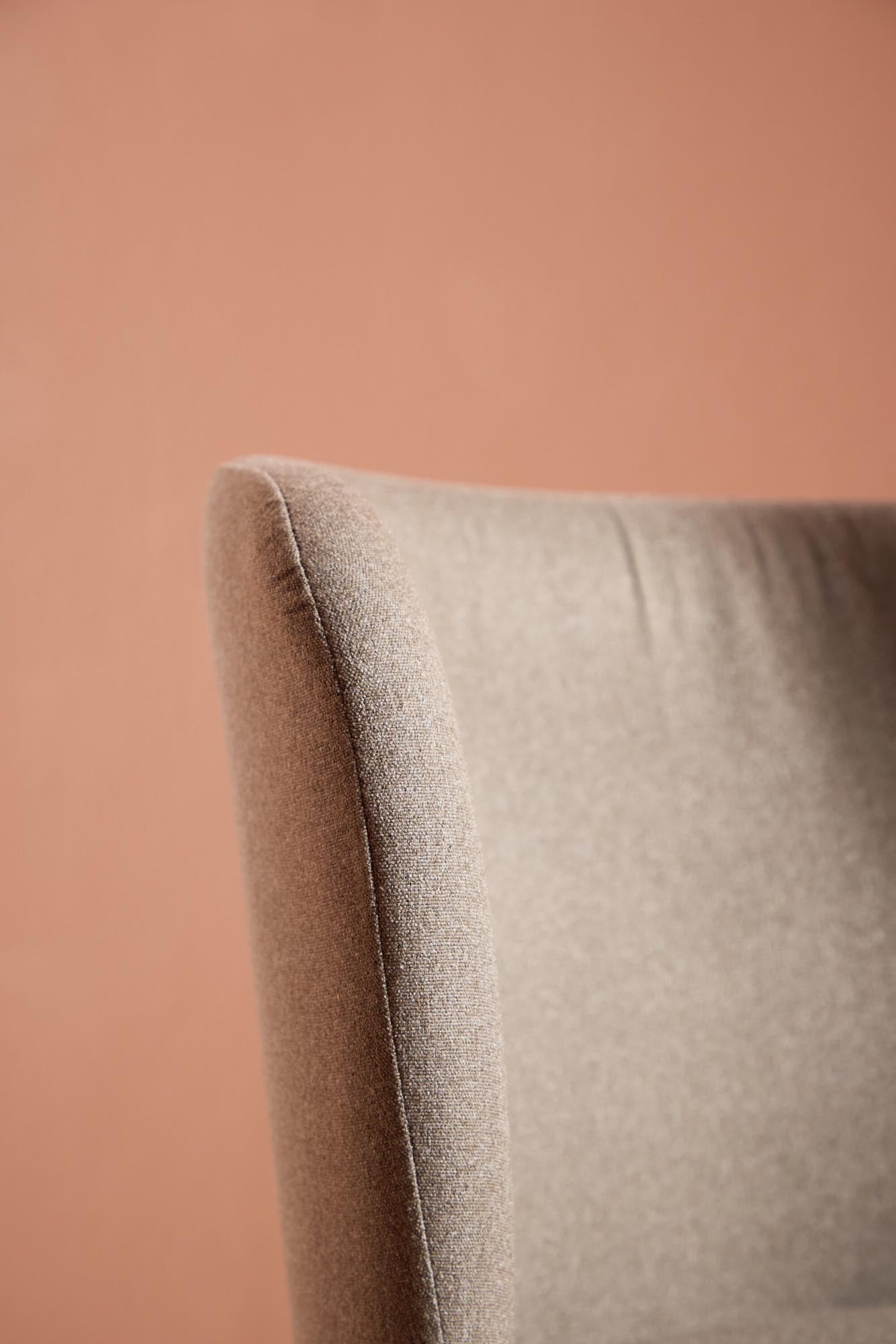 Edina Esszimmerstuhl von Venture Home: Modernes Design trifft auf Komfort, perfekt für stilvolle Esszimmer und entspannte Stunden.