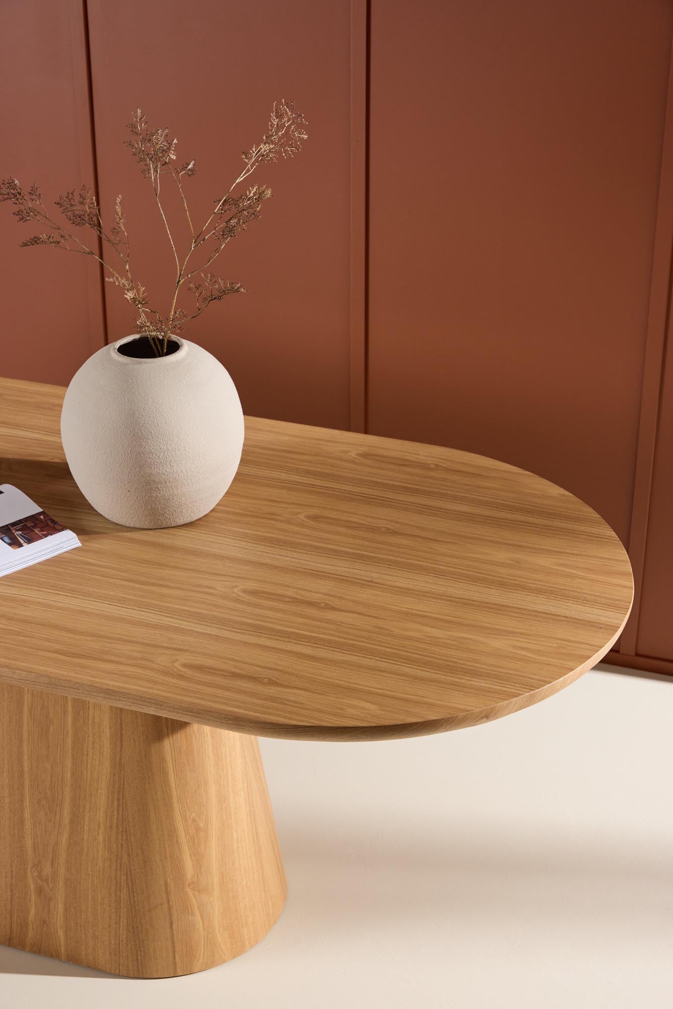 Moderner ovaler Esstisch Stjärnö von Venture Home, perfekt für stilvolle Wohnräume, mit elegantem und zeitlosem Design.