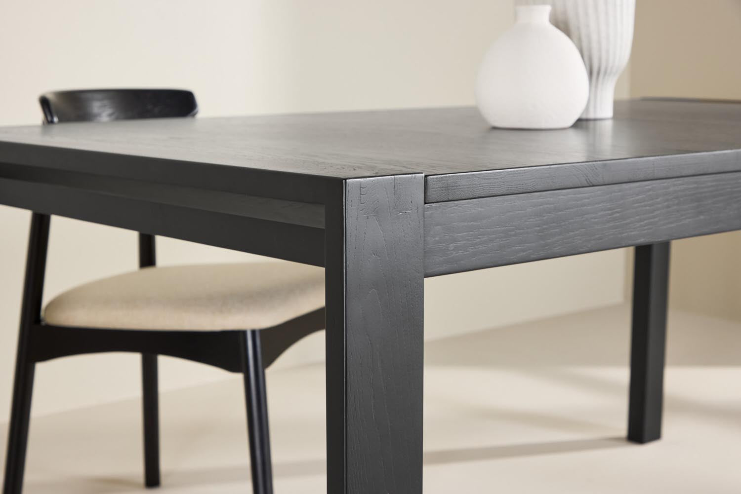 Slider Esstisch in Black präsentiert im Onlineshop von KAQTU Design AG. Esstisch ist von Vind