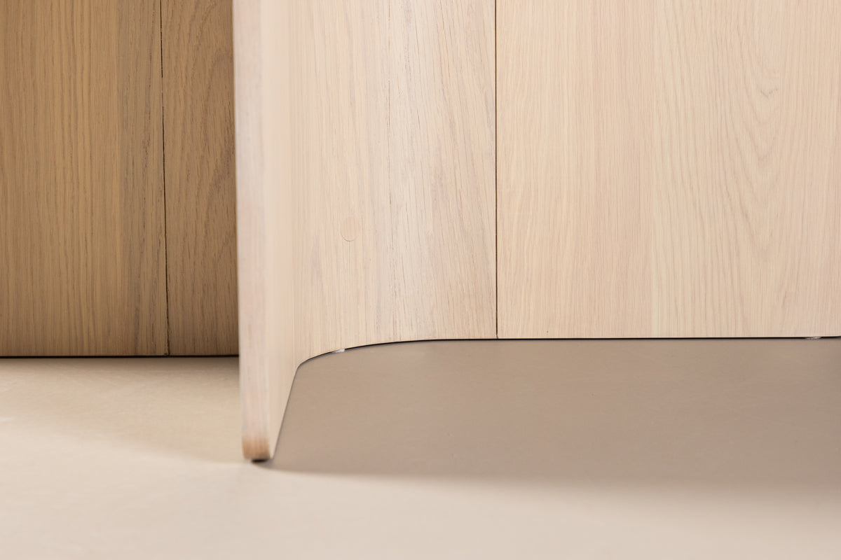 Der Tyresö Esstisch ø120 von Vind vereint modernes Design und praktische Funktionalität, ideal für gesellige Abende mit Familie und Freunden.