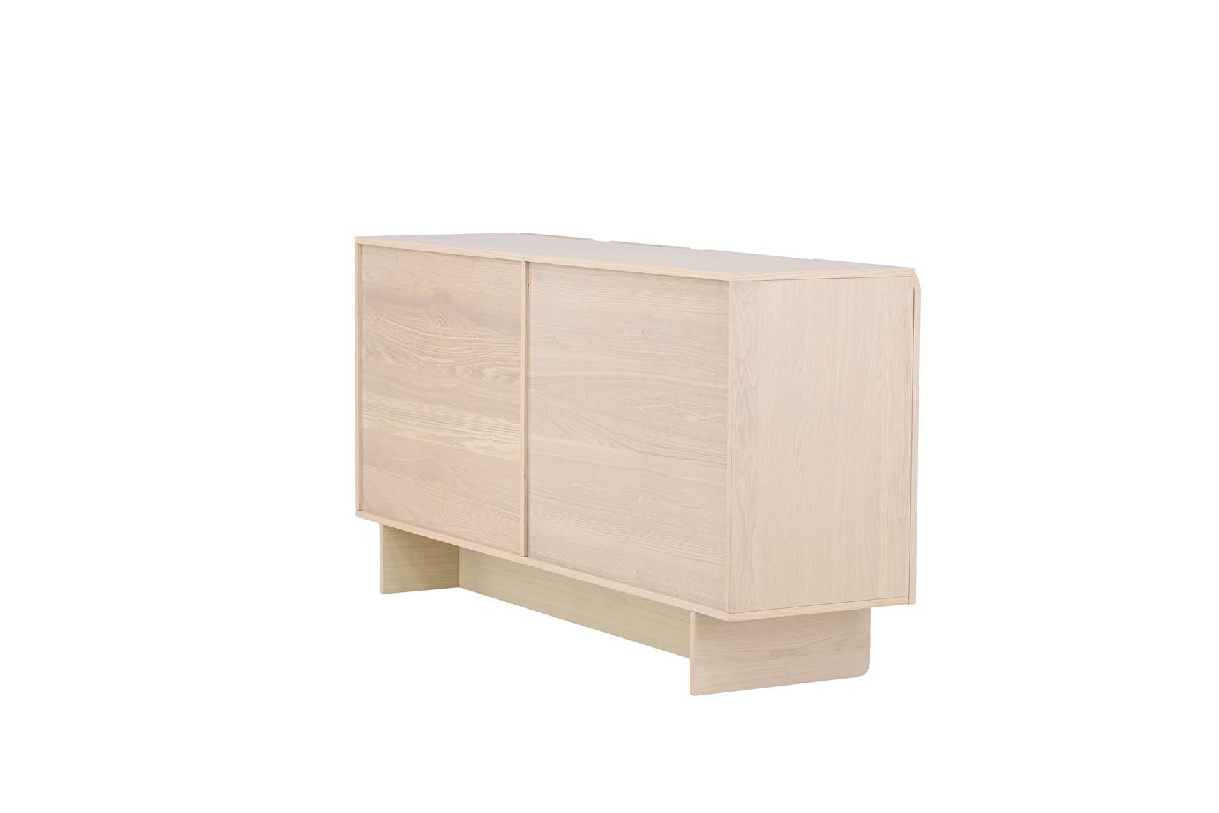 Das Tyresö Sideboard 160x45 cm von Vind bietet eleganten Stauraum und passt ideal in jedes moderne Zuhause. Hochwertige Materialien und zeitloses Design!