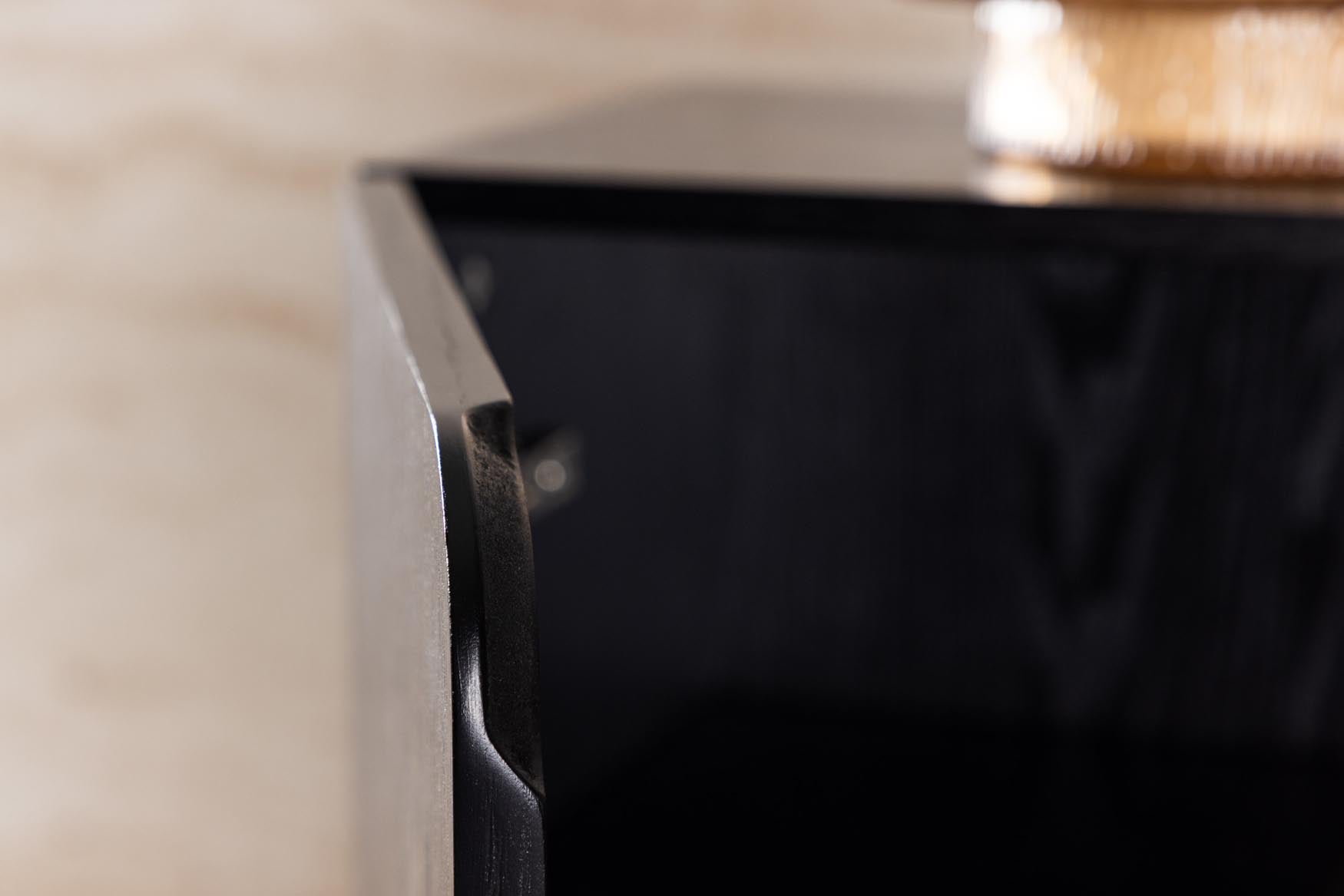 Entdecken Sie das elegante Tyresö Cabinet 80x110 cm von Vind – ein stilvolles High-Sideboard aus hochwertigem MDF mit edler Furnieroberfläche.