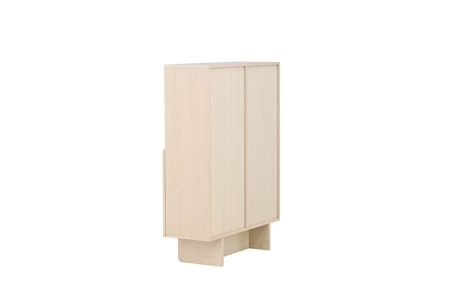 Das Tyresö Cabinet 80x110 cm von Vind ist ein elegantes High-Sideboard, das mit hochwertigem MDF und edler Furnieroberfläche überzeugt. Ideal für stilvolle Aufbewahrung.