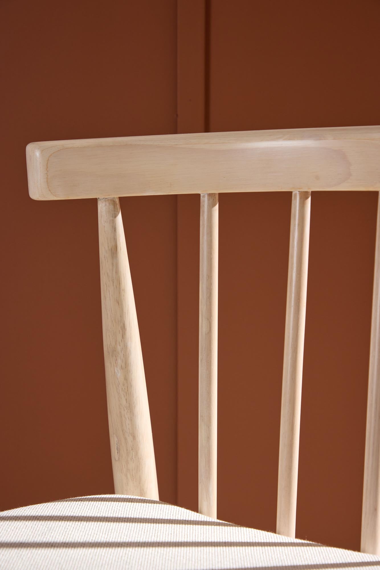 Eleganter Flora Esszimmerstuhl von Venture Home, komfortabel und modern, perfekt für stilvolle Esszimmer.