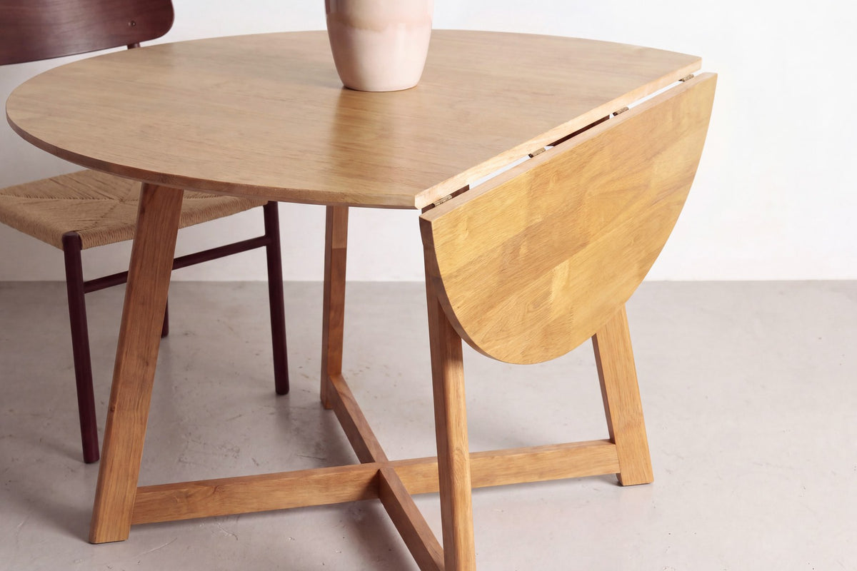 Runder Esstisch Yakidon Ø120 cm mit heller Eichenoptik-Platte aus MDF und Kautschukholz sowie natürlichen Beinen aus Gummibaumholz.