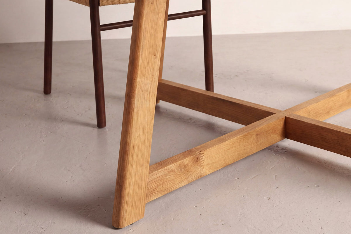 Runder Esstisch Yakidon Ø120 cm mit heller Eichenoptik-Platte aus MDF und Kautschukholz sowie natürlichen Beinen aus Gummibaumholz.