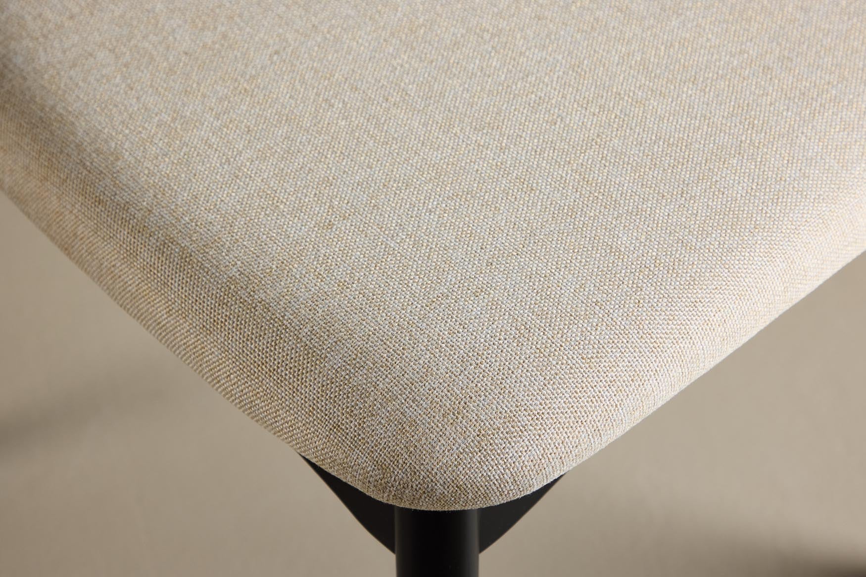 Entdecken Sie den Ven Stuhl von Vind: Eleganz aus Eiche, ergonomischer Komfort und vielseitige Farben für Ihr Zuhause.