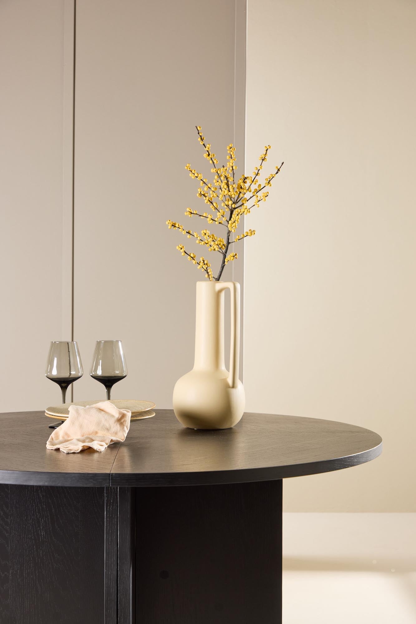 Moderner Esstisch Strada von Venture Home: Stilvolles Furnierholz, großzügige Form, perfekt für jedes Esszimmer und unvergessliche Momente.