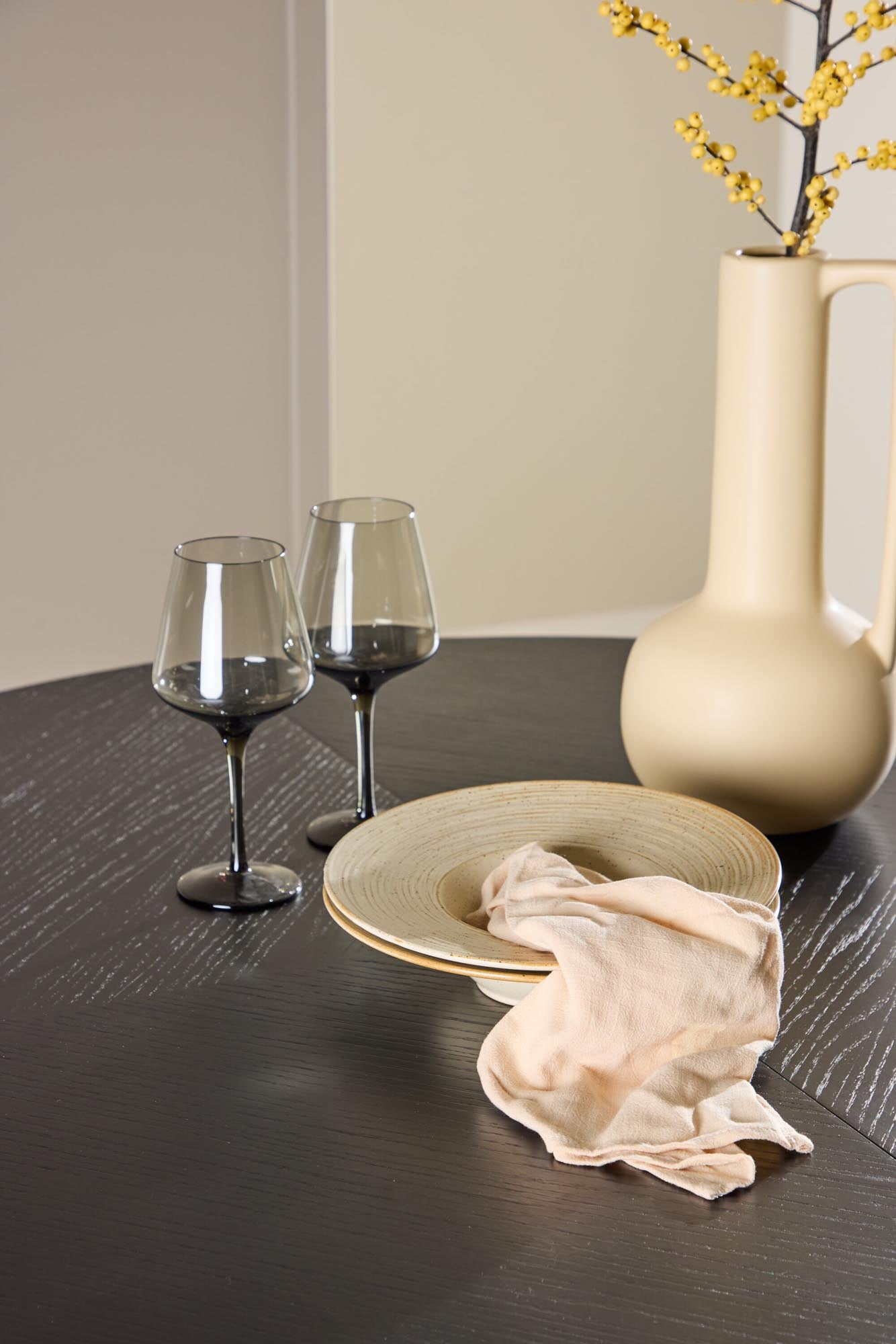 Rechteckiger Esstisch Strada von Venture Home, modern und elegant, perfekt für Esszimmer oder Küche, langlebig und stilvoll.