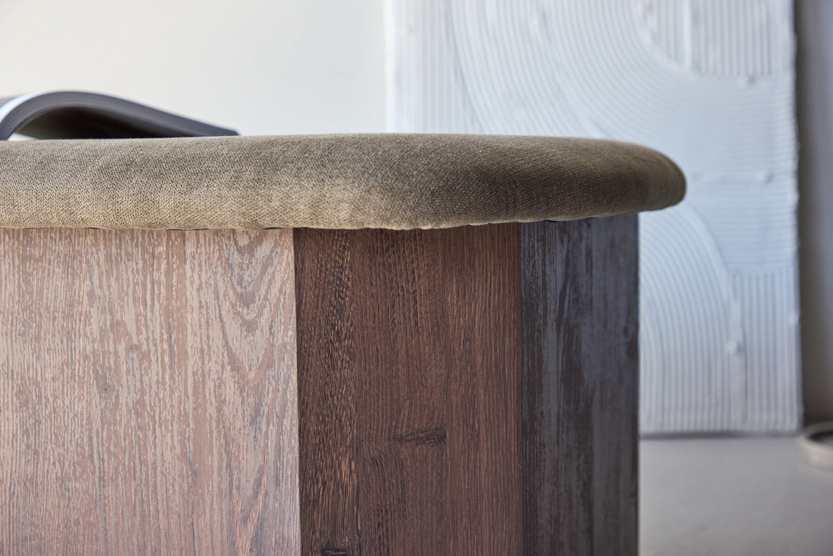 Todd Ottoman in Braun präsentiert im Onlineshop von KAQTU Design AG. Ottoman ist von Venture Home