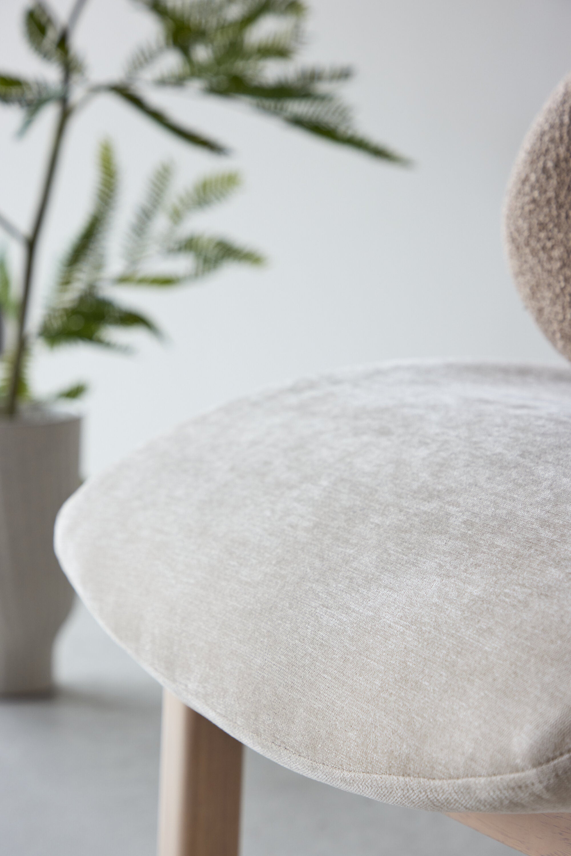 Rile Sessel in Weisswasch präsentiert im Onlineshop von KAQTU Design AG. Sessel ist von Venture Home