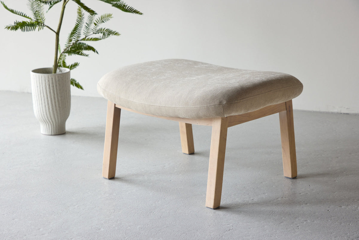 Rile Ottoman in Beige präsentiert im Onlineshop von KAQTU Design AG. ist von Venture Home