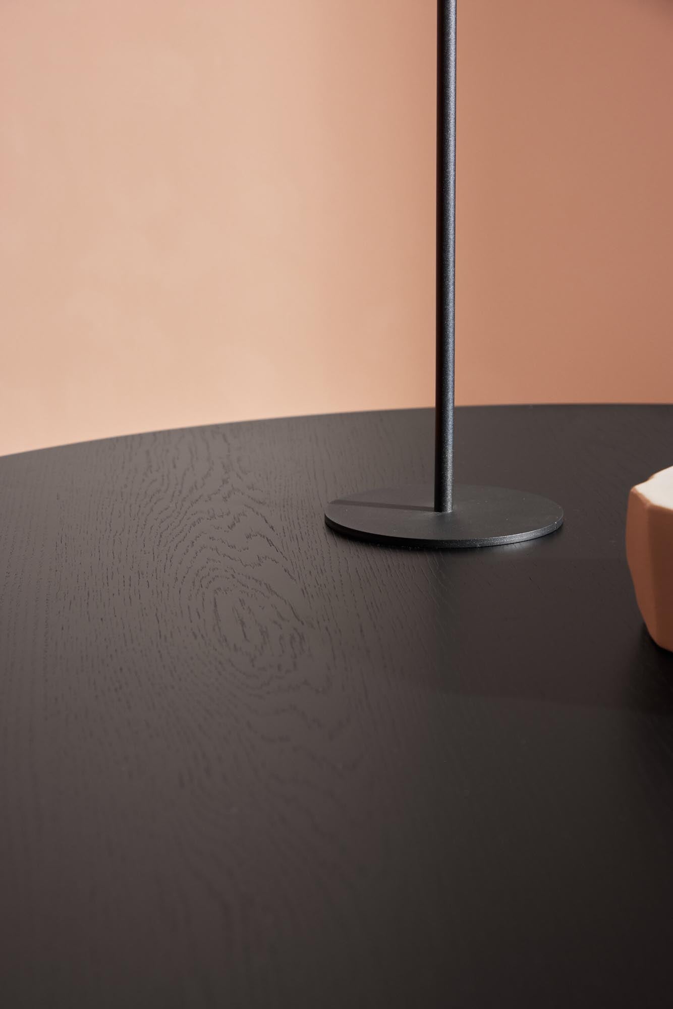 Eleganter Sofatisch im nordischen Stil, aus edlen Materialien gefertigt, perfekt für moderne und stilvolle Wohnräume.