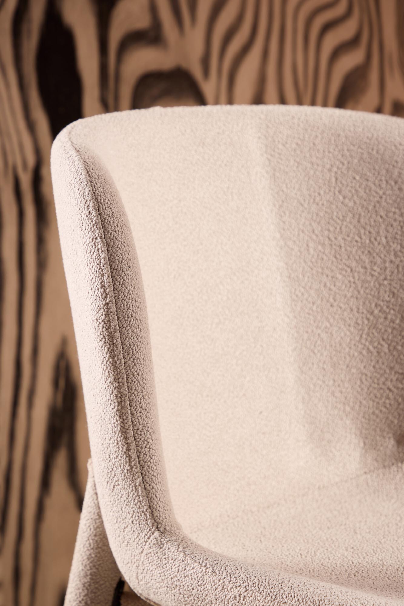 Moderner Astoria Esszimmerstuhl von Venture Home, stilvoll und bequem, ideal für jedes Esszimmer.