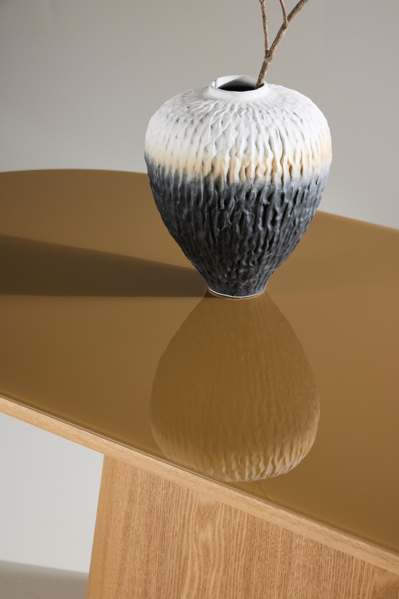 Der Castor-Esstisch von Venture Home begeistert mit ovaler Form, hochwertigem MDF und eleganter Glasplatte – ideal für stilvolle Esszimmer.