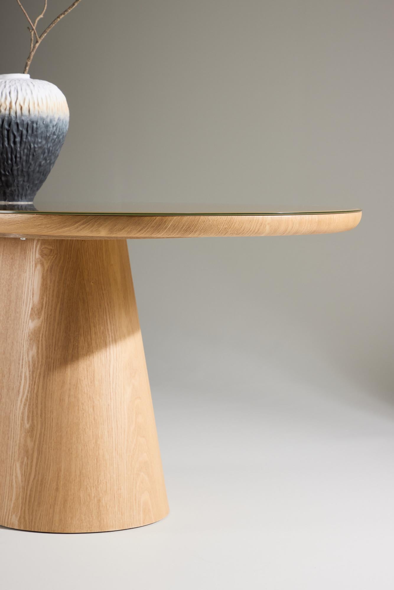 Eleganter ovaler Esstisch Castor von Venture Home, ideal für moderne Esszimmer, verbindet Ästhetik mit Funktionalität.