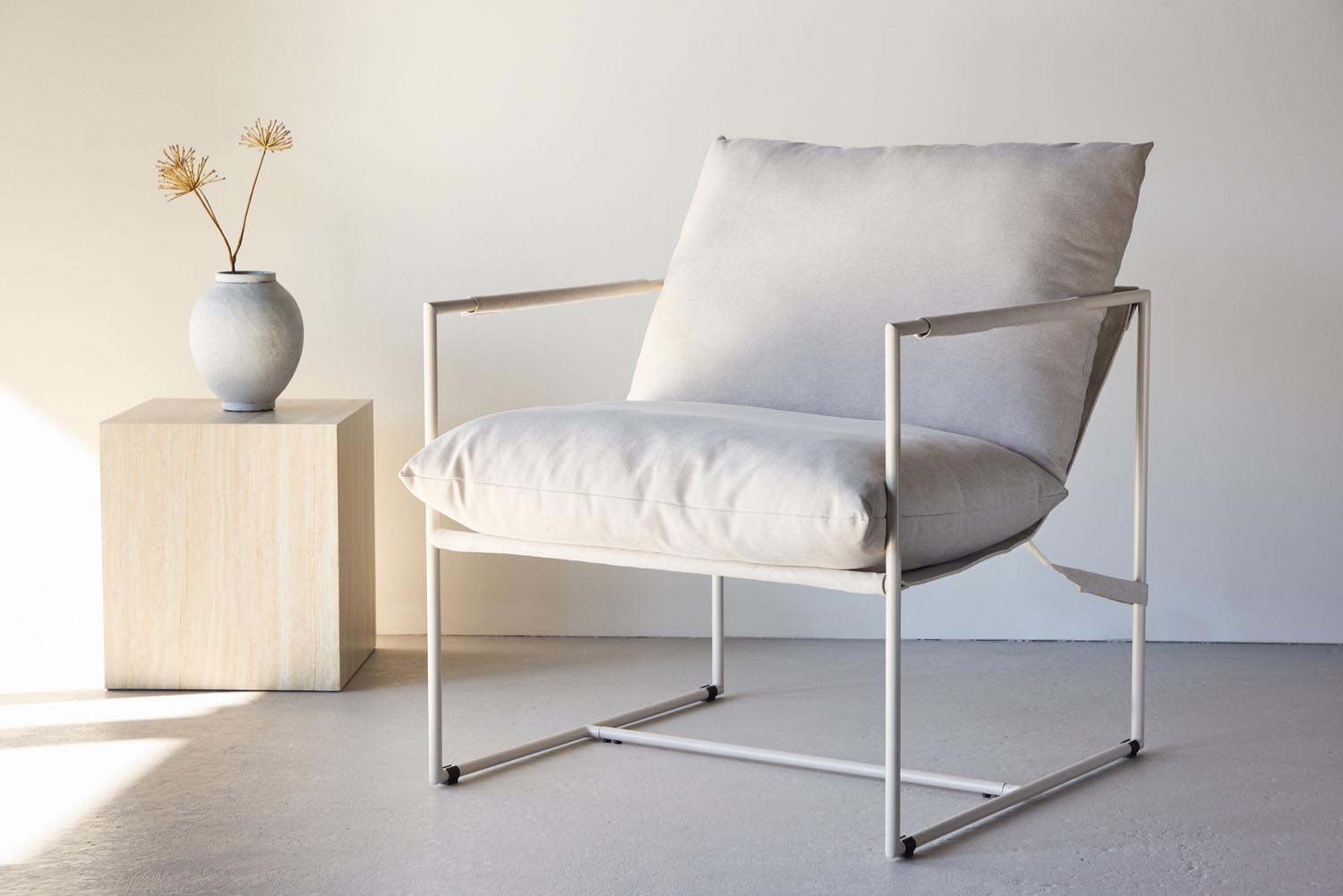 Joline Armlehnstuhl in Beige präsentiert im Onlineshop von KAQTU Design AG. Stuhl mit Armlehne ist von Venture Home