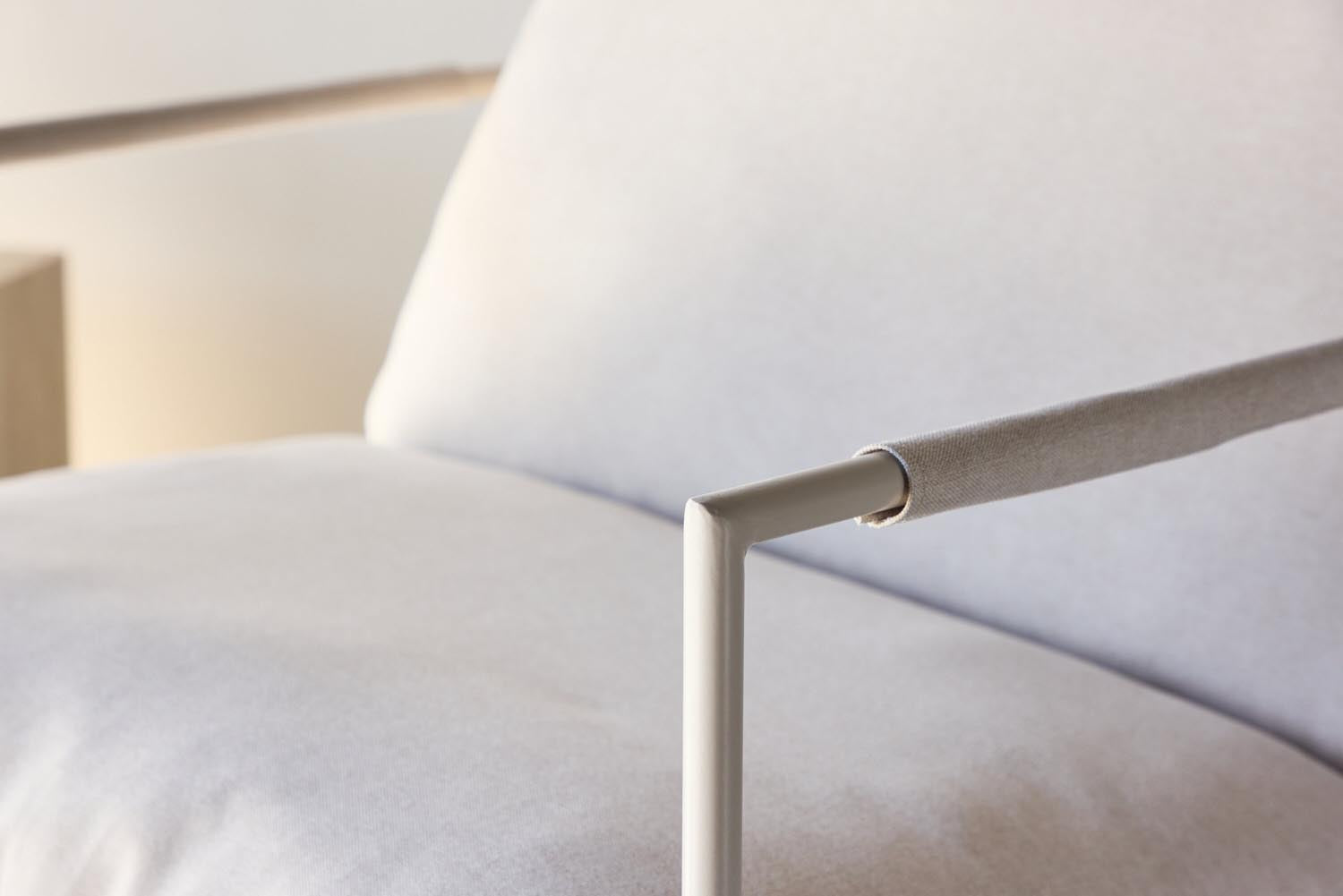 Joline Armlehnstuhl in Beige präsentiert im Onlineshop von KAQTU Design AG. Stuhl mit Armlehne ist von Venture Home