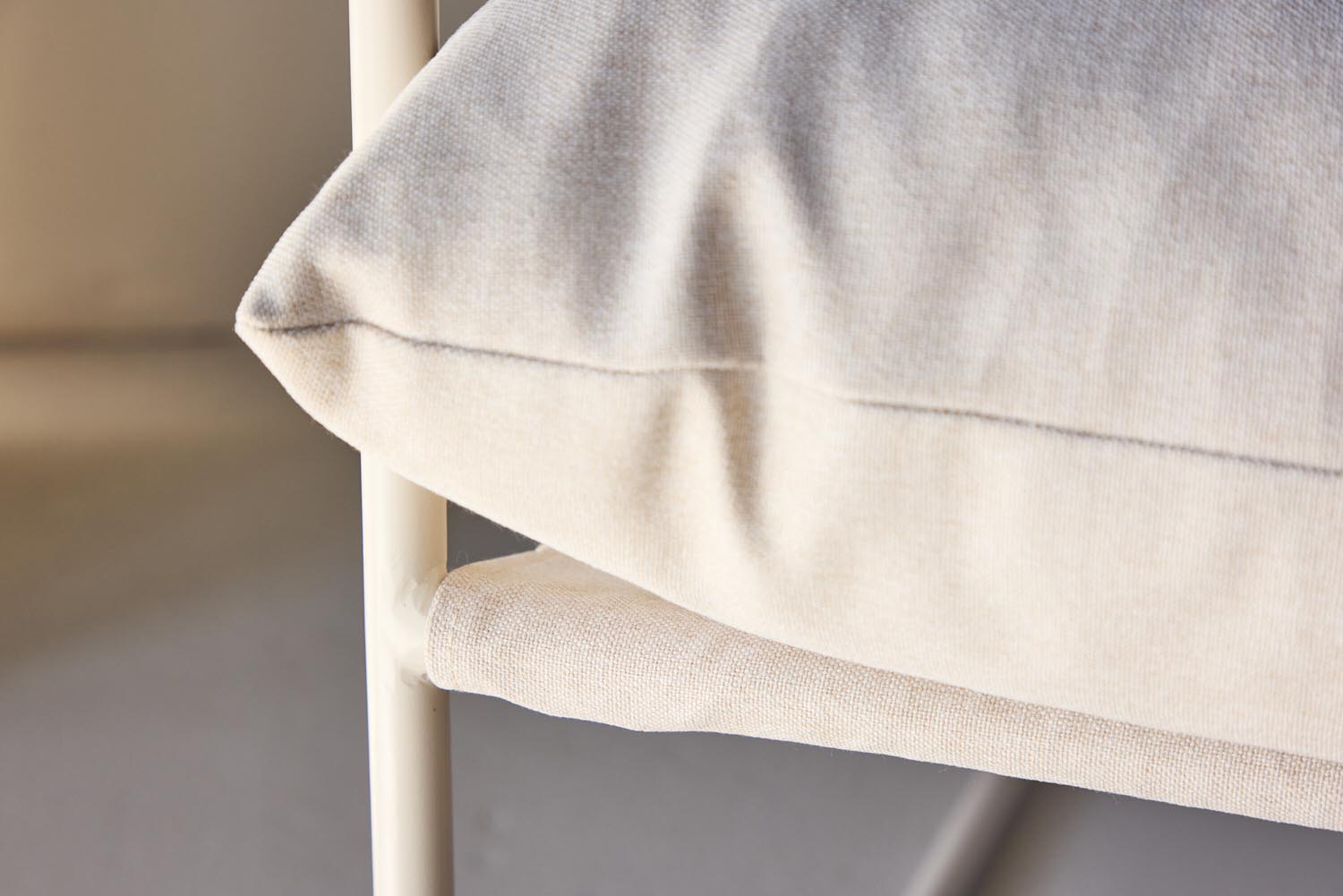 Joline Armlehnstuhl in Beige präsentiert im Onlineshop von KAQTU Design AG. Stuhl mit Armlehne ist von Venture Home