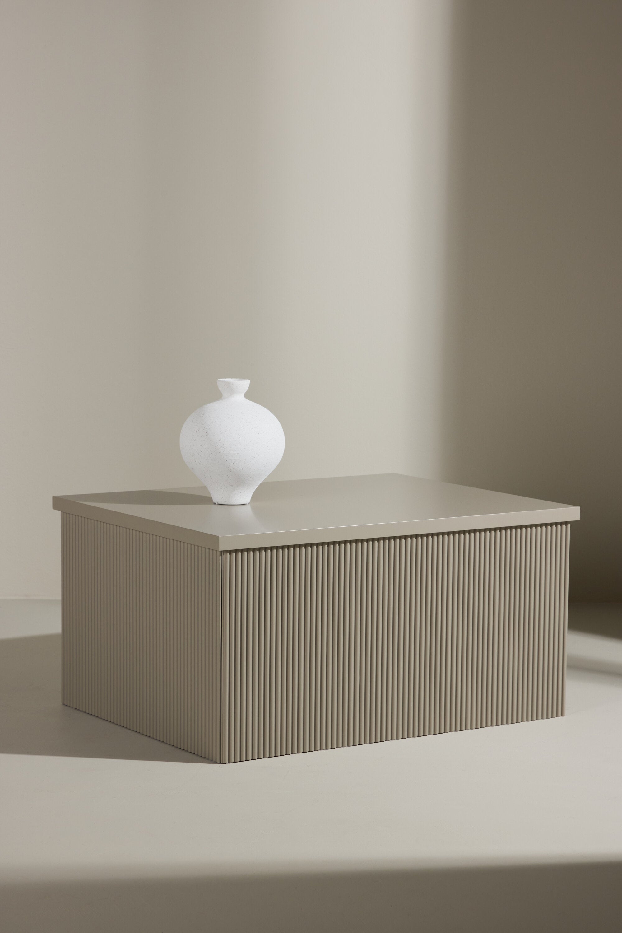 Moderner Lenox Beistelltisch von Venture Home, stilvolles Design, ideal für Wohnzimmer oder Schlafzimmer, kompakt und funktional.