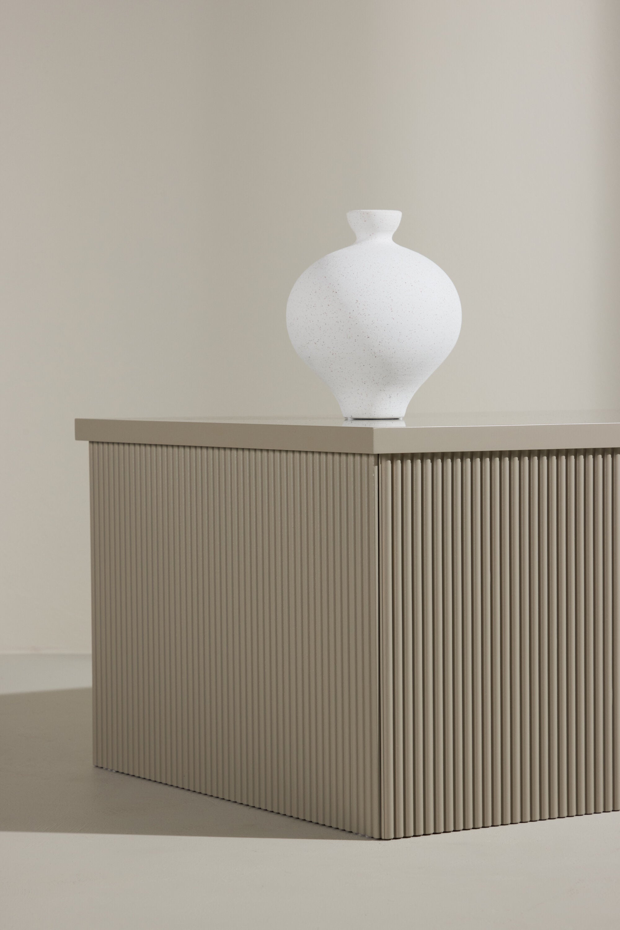 Lenox Beistelltisch in Beige präsentiert im Onlineshop von KAQTU Design AG. Beistelltisch ist von Venture Home