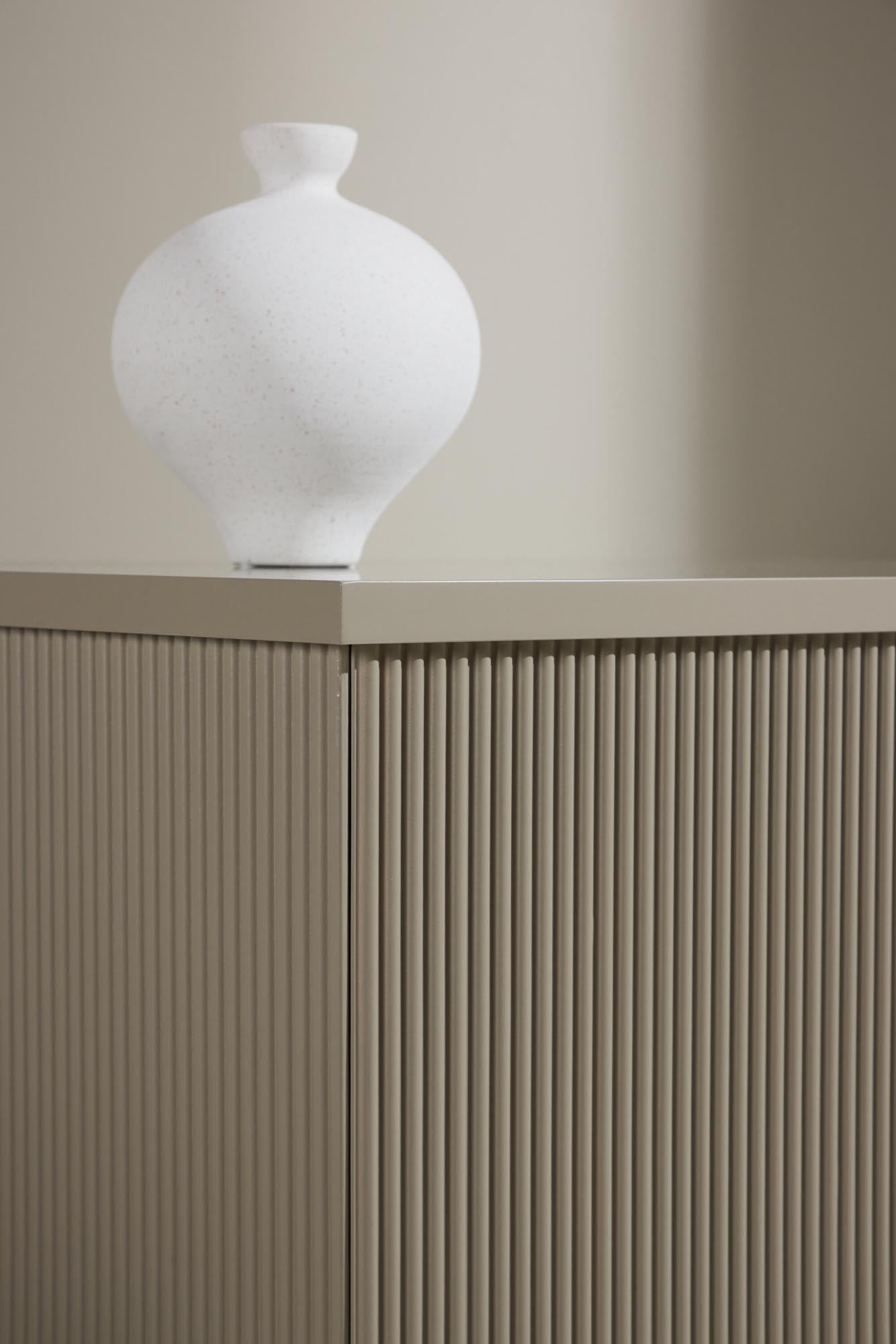 Moderner Lenox Beistelltisch von Venture Home, stilvolles Design, ideal für Wohnzimmer oder Schlafzimmer, kompakt und funktional.