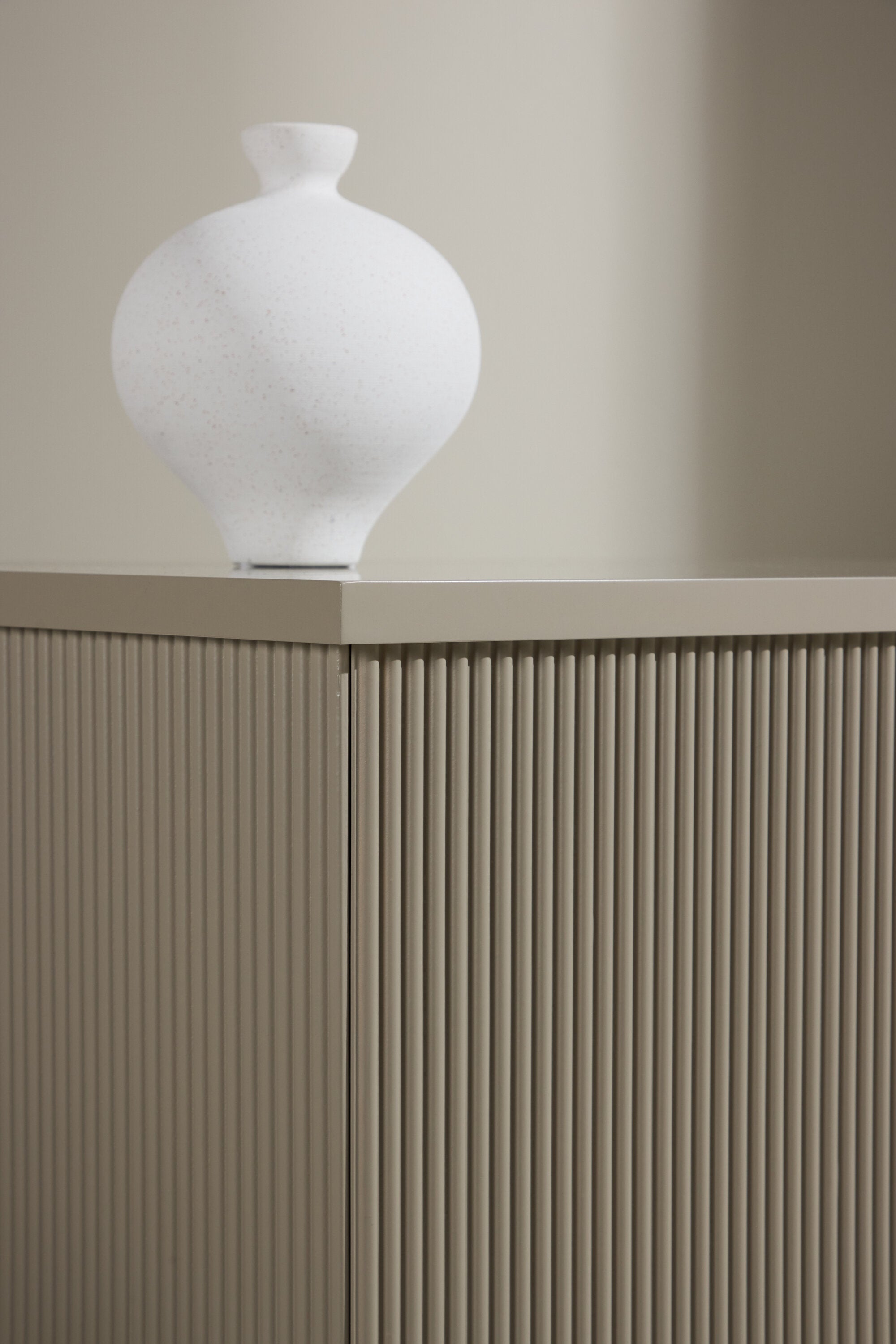 Lenox Beistelltisch in Beige präsentiert im Onlineshop von KAQTU Design AG. Beistelltisch ist von Venture Home