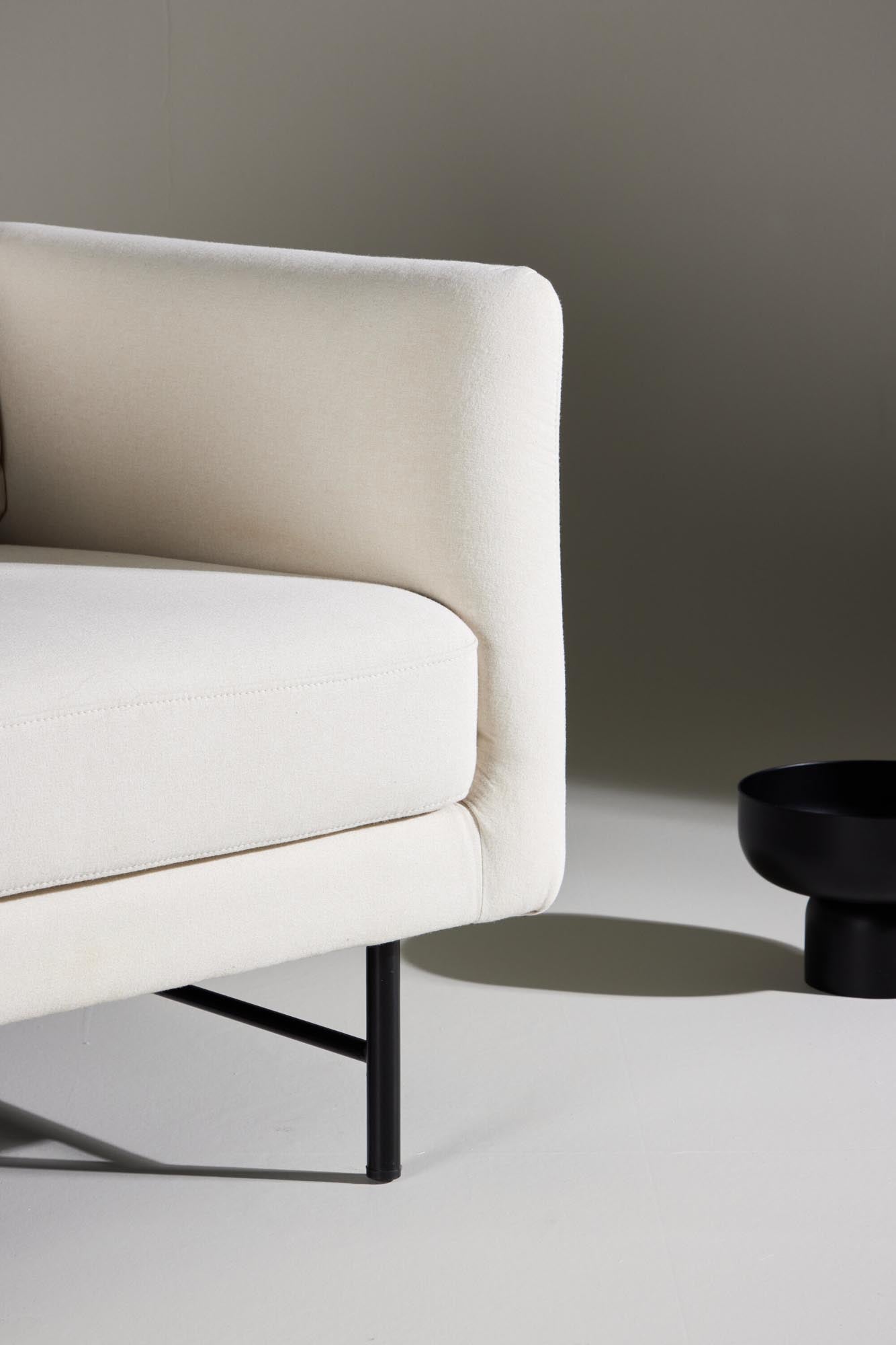 Moderner Sessel Sky von Venture Home, vereint stilvolles Design mit Komfort, ideal für zeitgemässe Wohnräume.