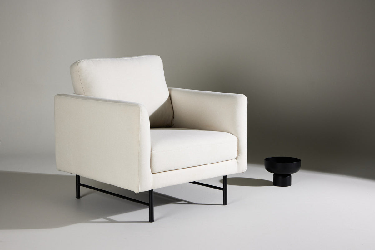 Sessel Sky in White präsentiert im Onlineshop von KAQTU Design AG. Sessel mit Armlehnen ist von Venture Home