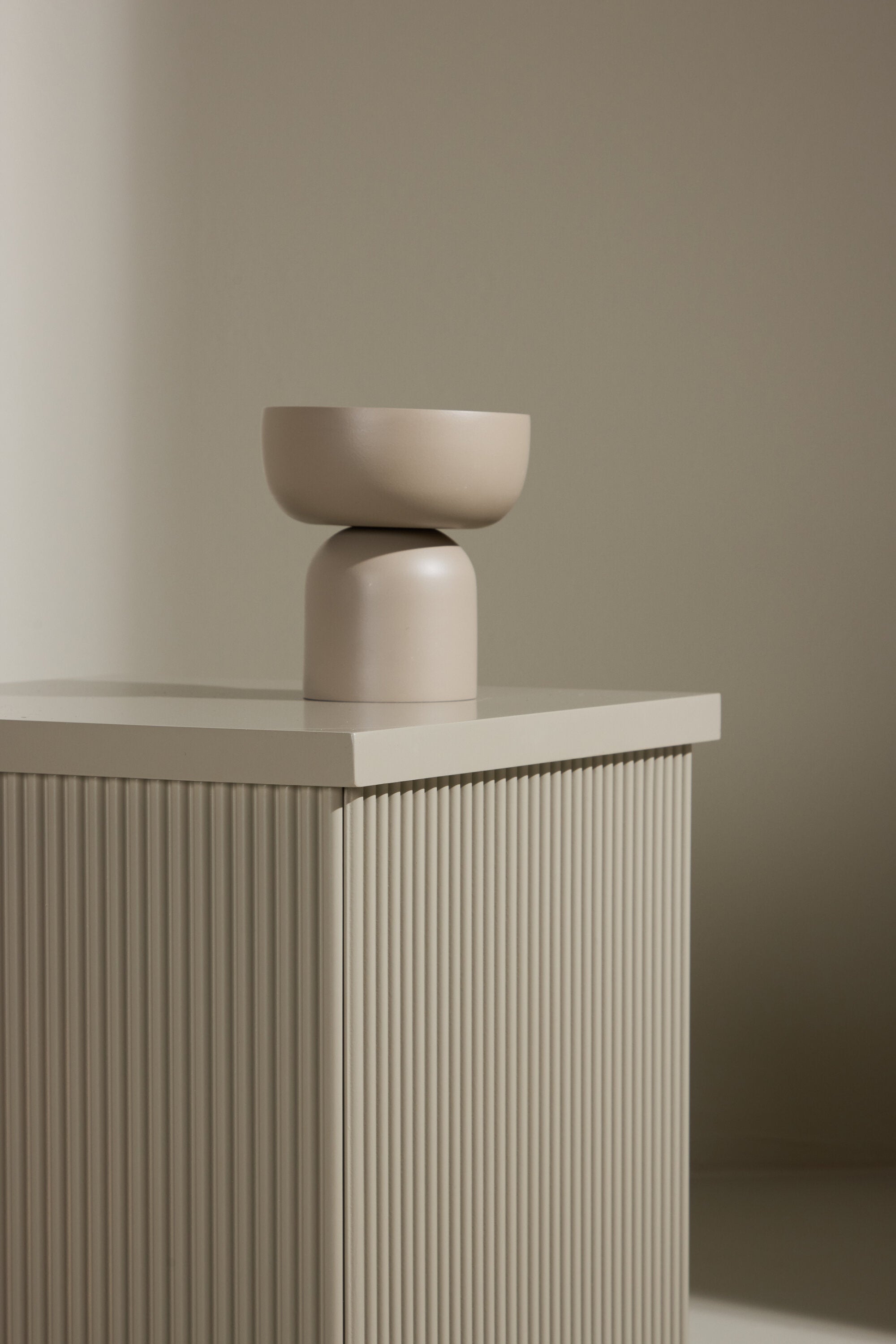 Lenox Beistelltisch in Beige präsentiert im Onlineshop von KAQTU Design AG. Beistelltisch ist von Venture Home