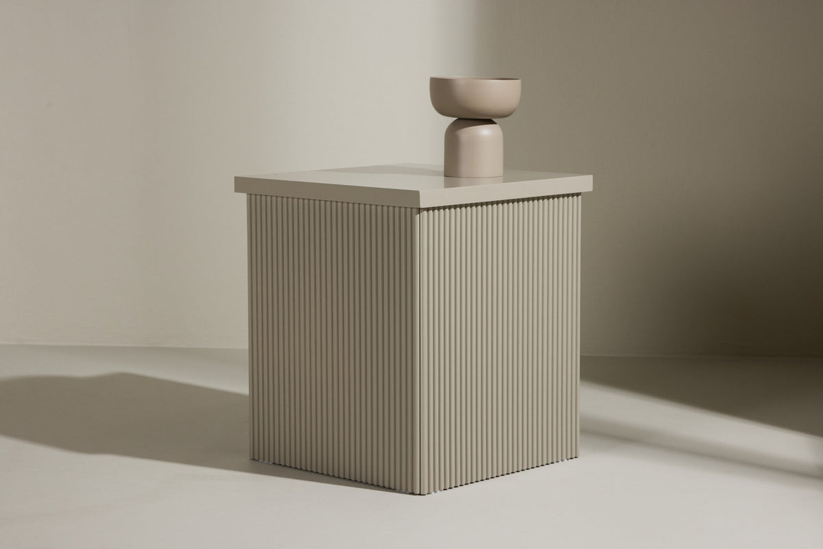 Lenox Beistelltisch in Beige präsentiert im Onlineshop von KAQTU Design AG. Beistelltisch ist von Venture Home