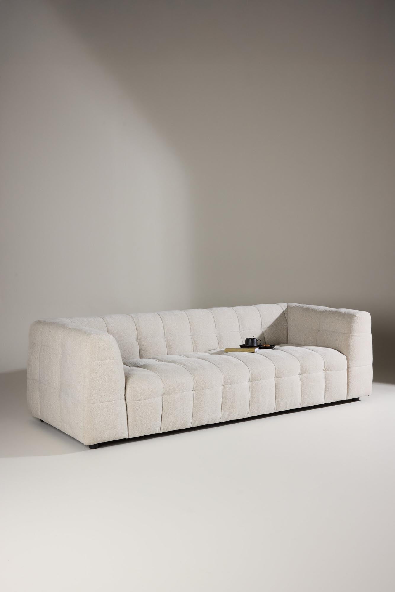 Das Malou 3-Sitzer Sofa von Venture Home bietet modernes Design und hohen Komfort, perfekt für stilvolle Wohnräume.