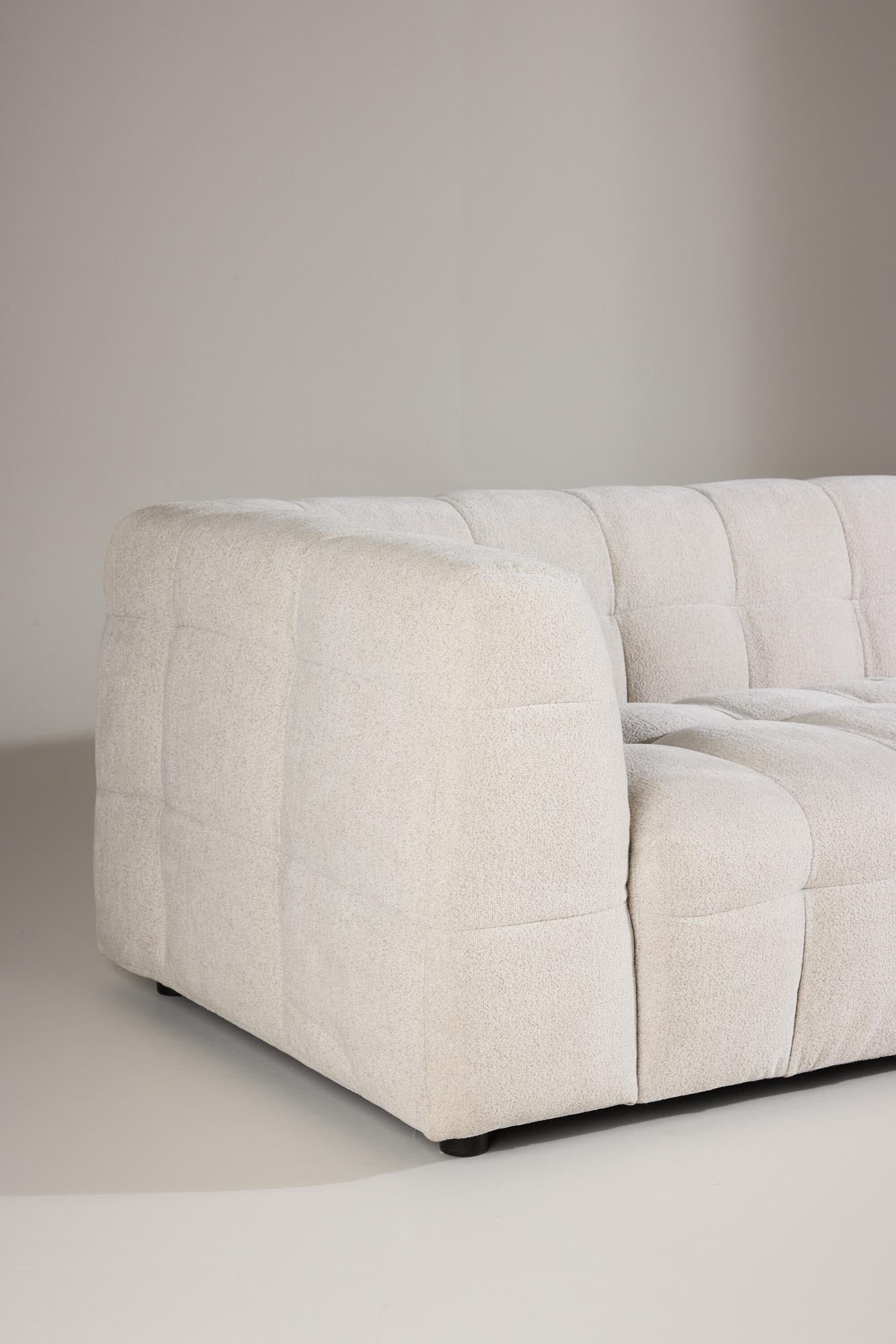 Das Malou 3-Sitzer Sofa von Venture Home bietet stilvolles Design und Komfort, perfekt für modernes Wohnen.
